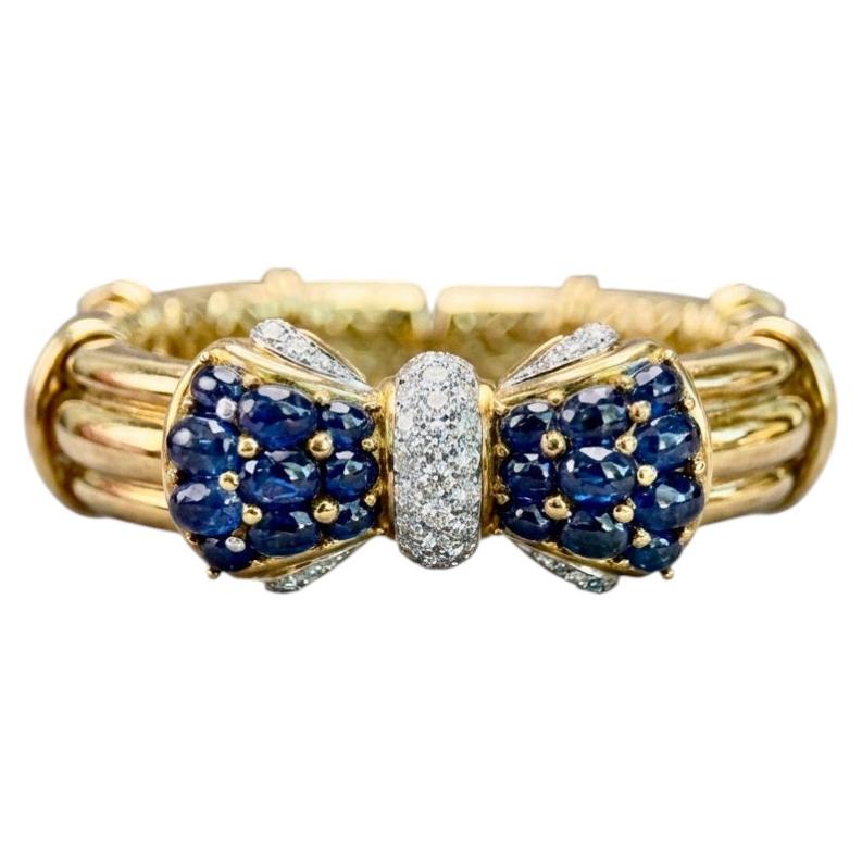 Bracciale Rigido a Fiocco in Oro Giallo 18k con Zaffiri Cabochon e Diamanti