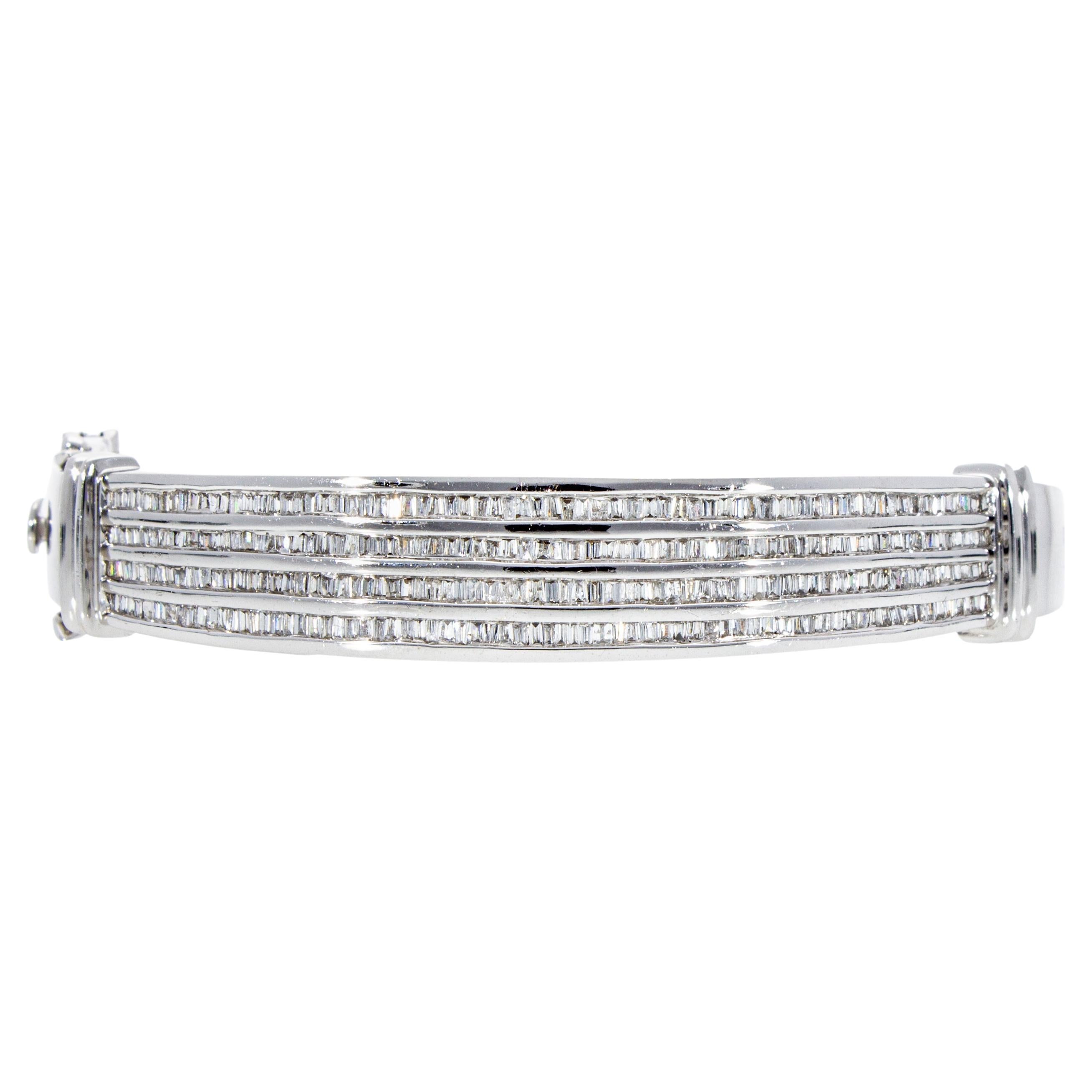 Bracelet rigide serti de 4,00 carats de diamants baguette, or 18 carats