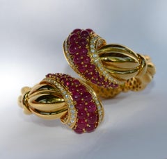 Contrarié-Armreif aus 18 Karat Gelbgold mit Cabochon-Rubinen und Diamanten