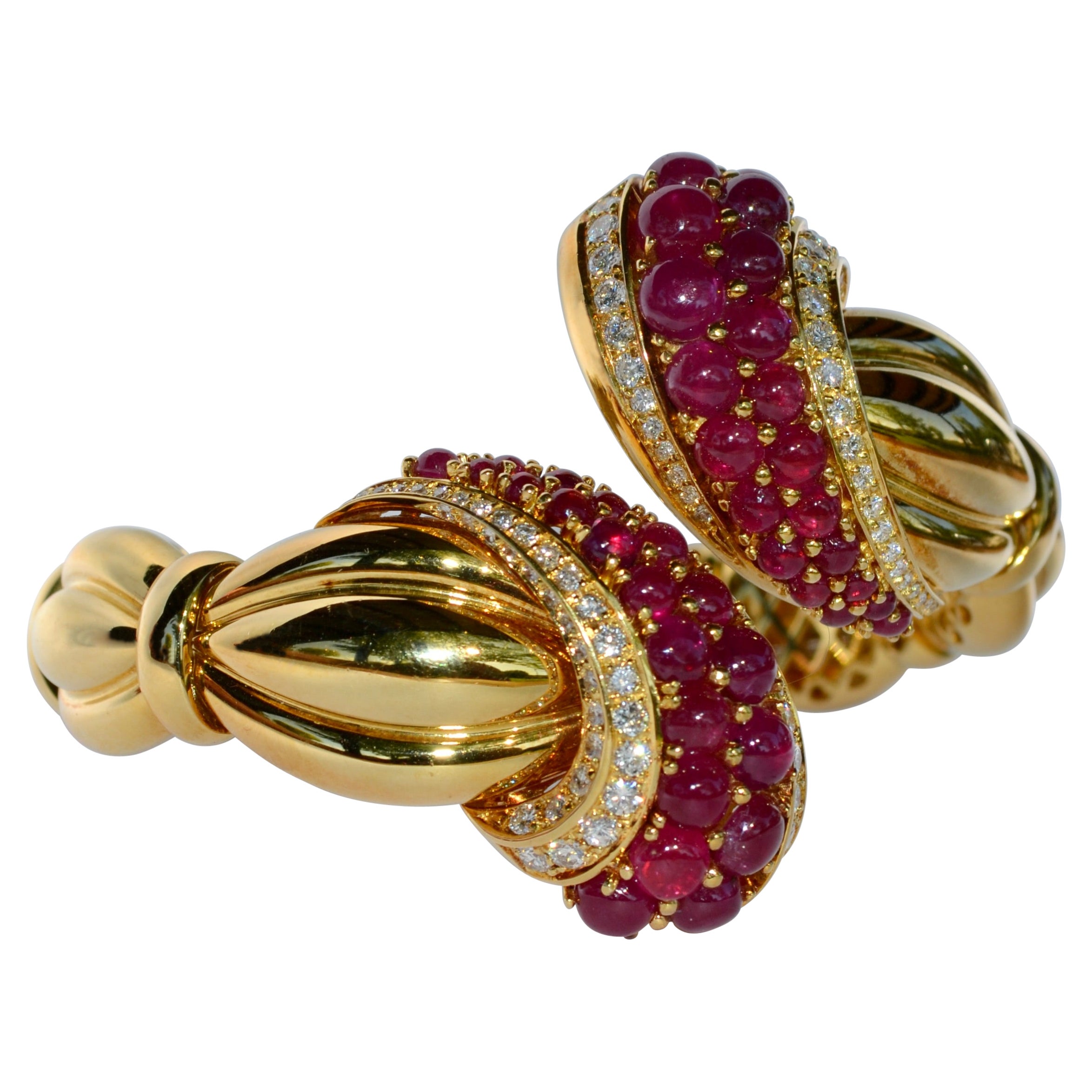 Bracciale Rigido Contrarié in Oro Giallo 18k con Rubini Cabochon e Diamanti