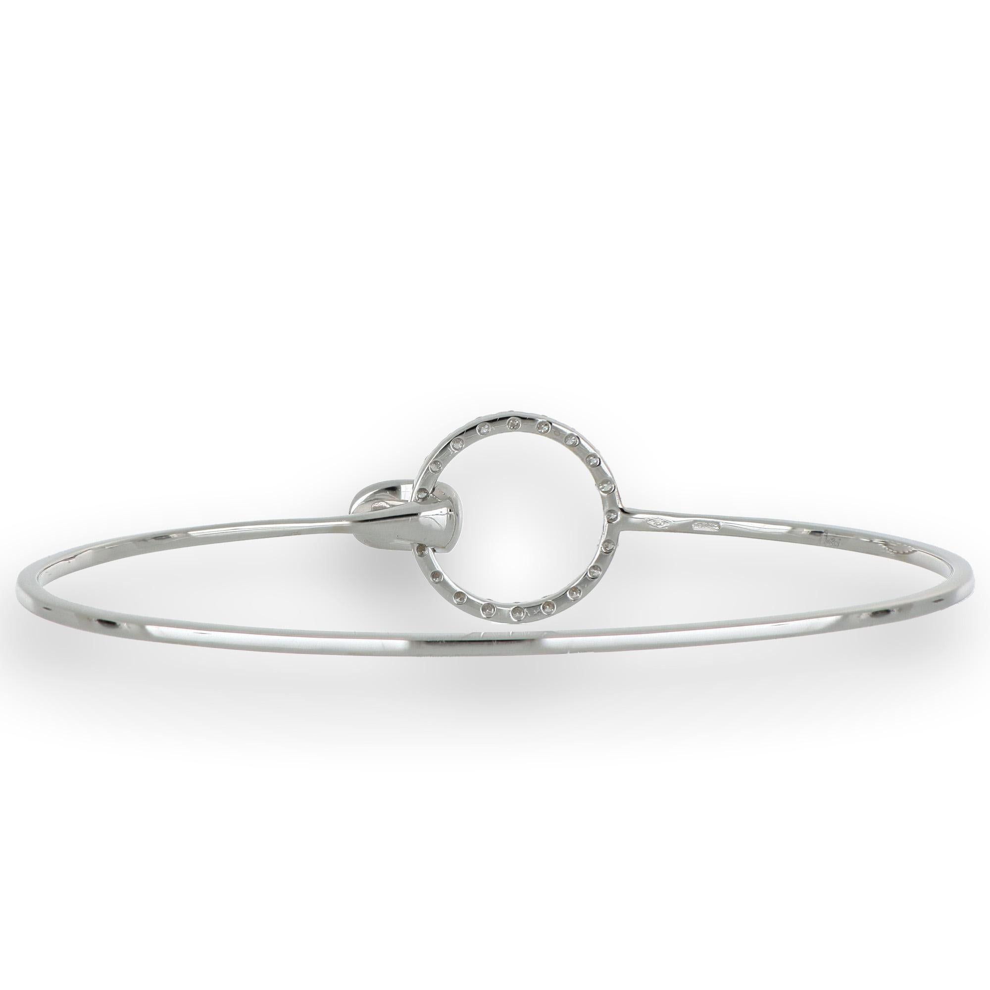 Elegante e minimale, questo bracciale rigido in oro bianco 18 carati è una creazione realizzata a mano nel nostro laboratorio a Valenza, cuore della gioielleria italiana di alta gamma. 

Il design essenziale è impreziosito da un piccolo cerchio