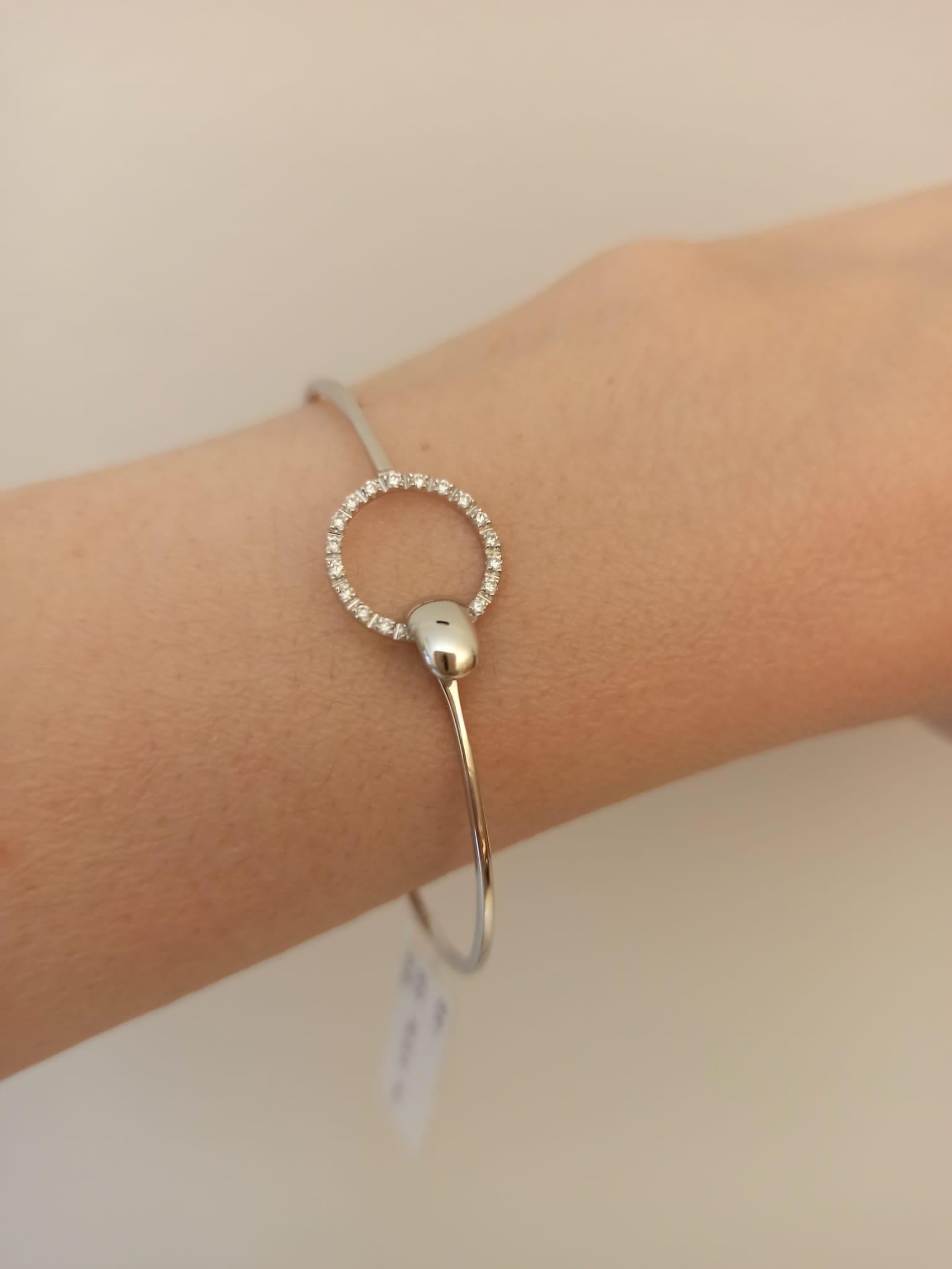 Donna Bracciale rigido in oro 18k con pavé di diamanti – Design artigianale italiano in vendita