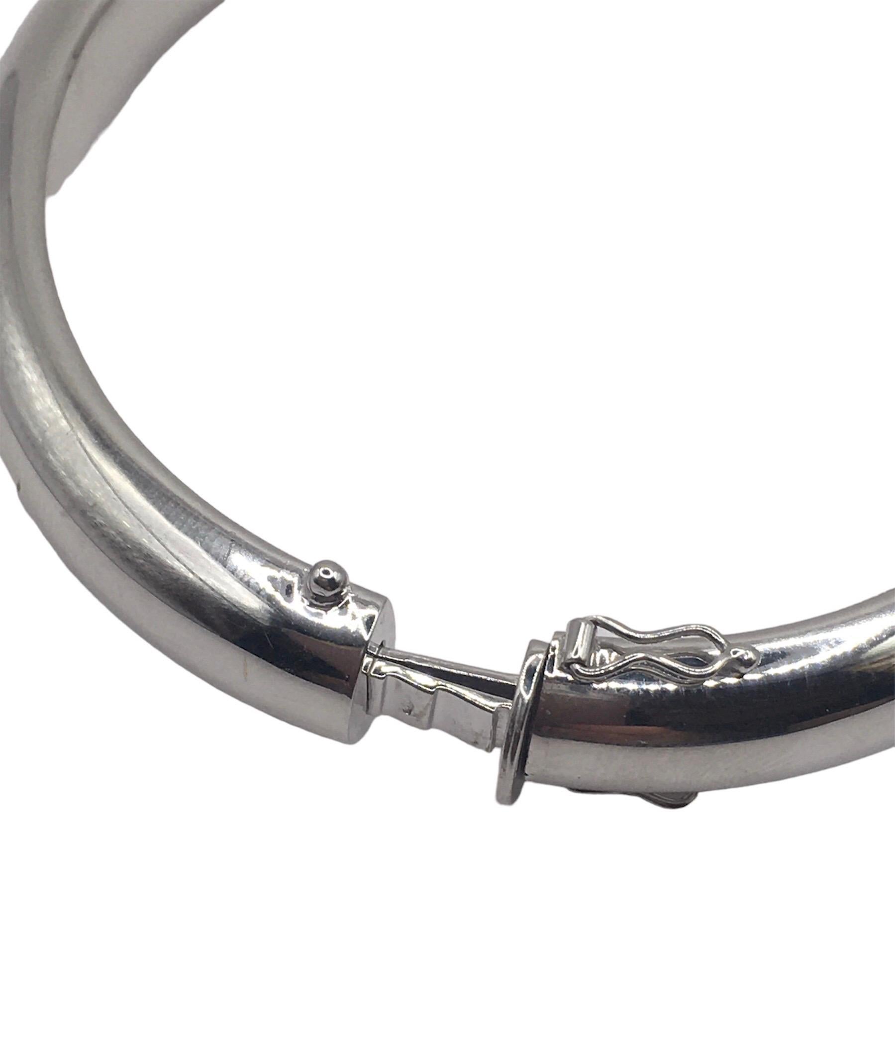 Un gioiello senza tempo, dal design essenziale ma ricco di stile. Questo bracciale rigido in oro bianco 18kt è la scelta ideale per chi cerca un accessorio elegante, versatile e sicuro.

Dettagli del prodotto:
Materiale: Oro bianco 18 KT