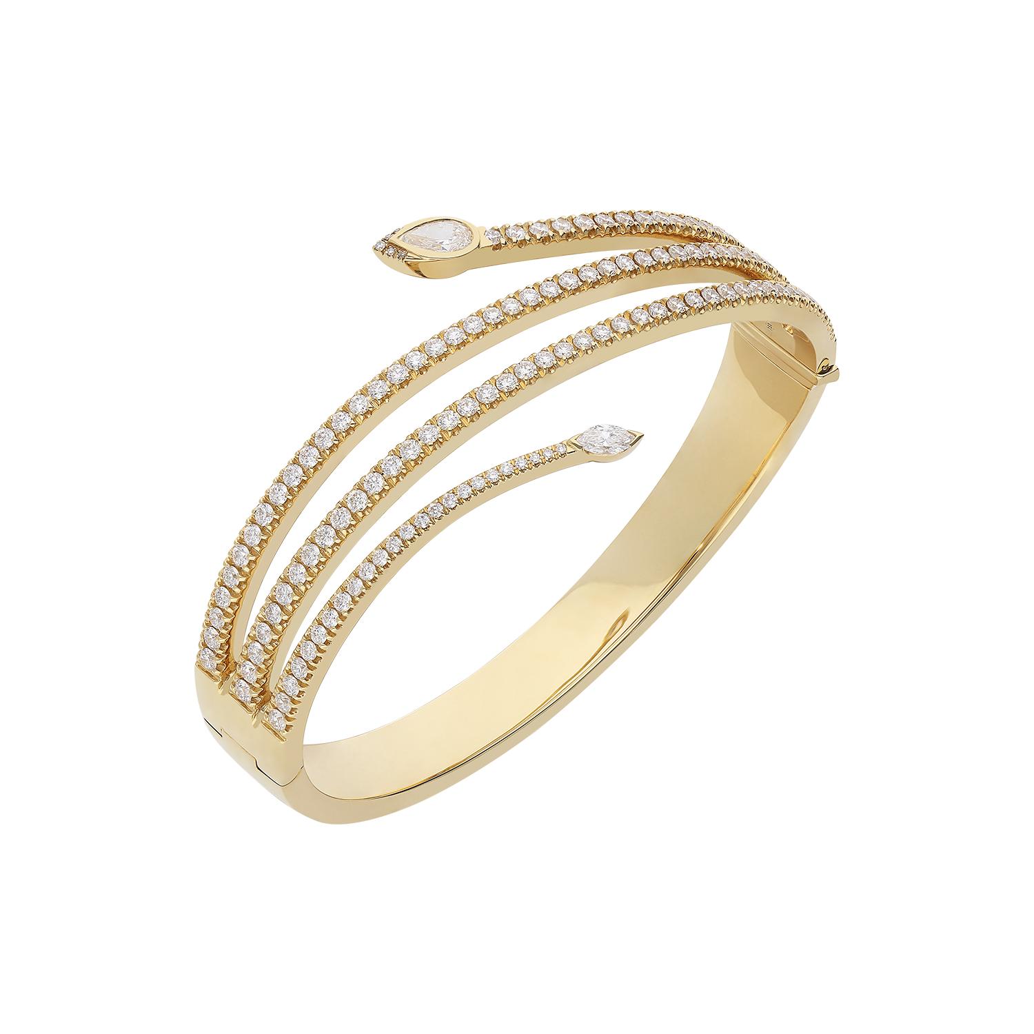 Un bracelet rigide en or jaune 18kt enveloppant avec des diamants blancs de taille brillant de couleur G SI pureté pour 3.06 carats, à la tête serti d'un diamant blanc de taille goutte GSI pour 0.41 carats et à la queue avec un caporal serti d'un