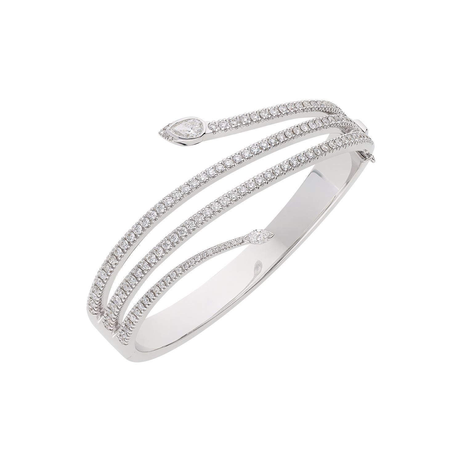 Un bracelet rigide en or jaune 18kt enveloppant avec des diamants blancs de taille brillant de couleur G SI pureté pour 3.06 carats, à la tête serti d'un diamant blanc de taille goutte GSI pour 0.41 carats et à la queue avec un caporal serti d'un
