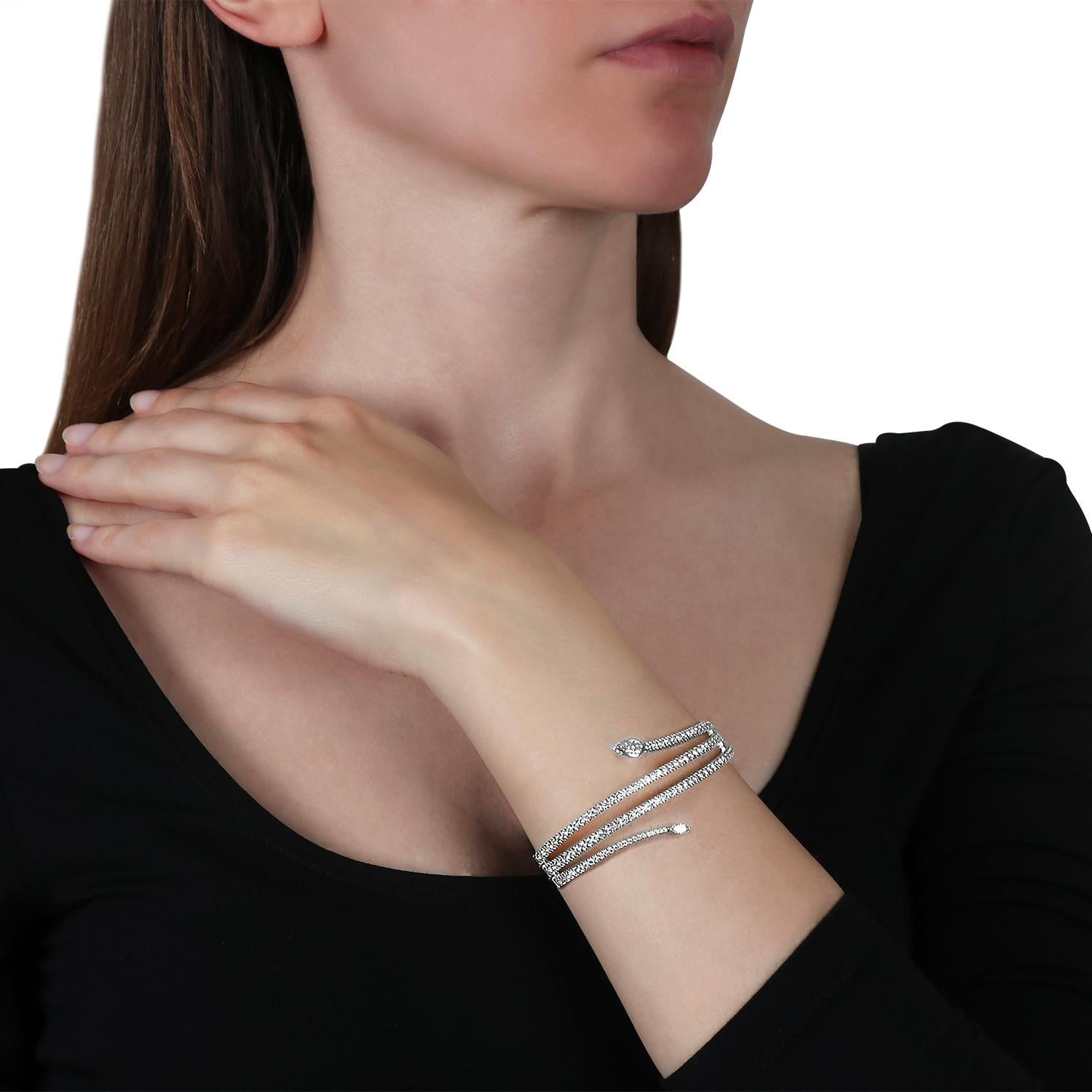 Bracelet rigide en or jaune 18kt avec diamants blancs Pour femmes en vente