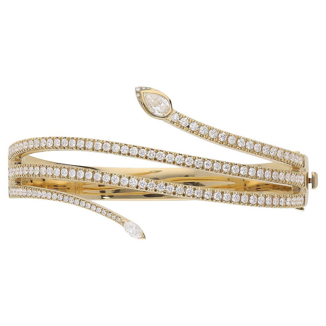 Bracelet rigide en or jaune 18kt avec diamants blancs  en vente