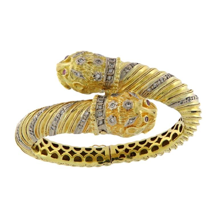 Bracciale rigido in oro giallo con diamanti e rubini For Sale