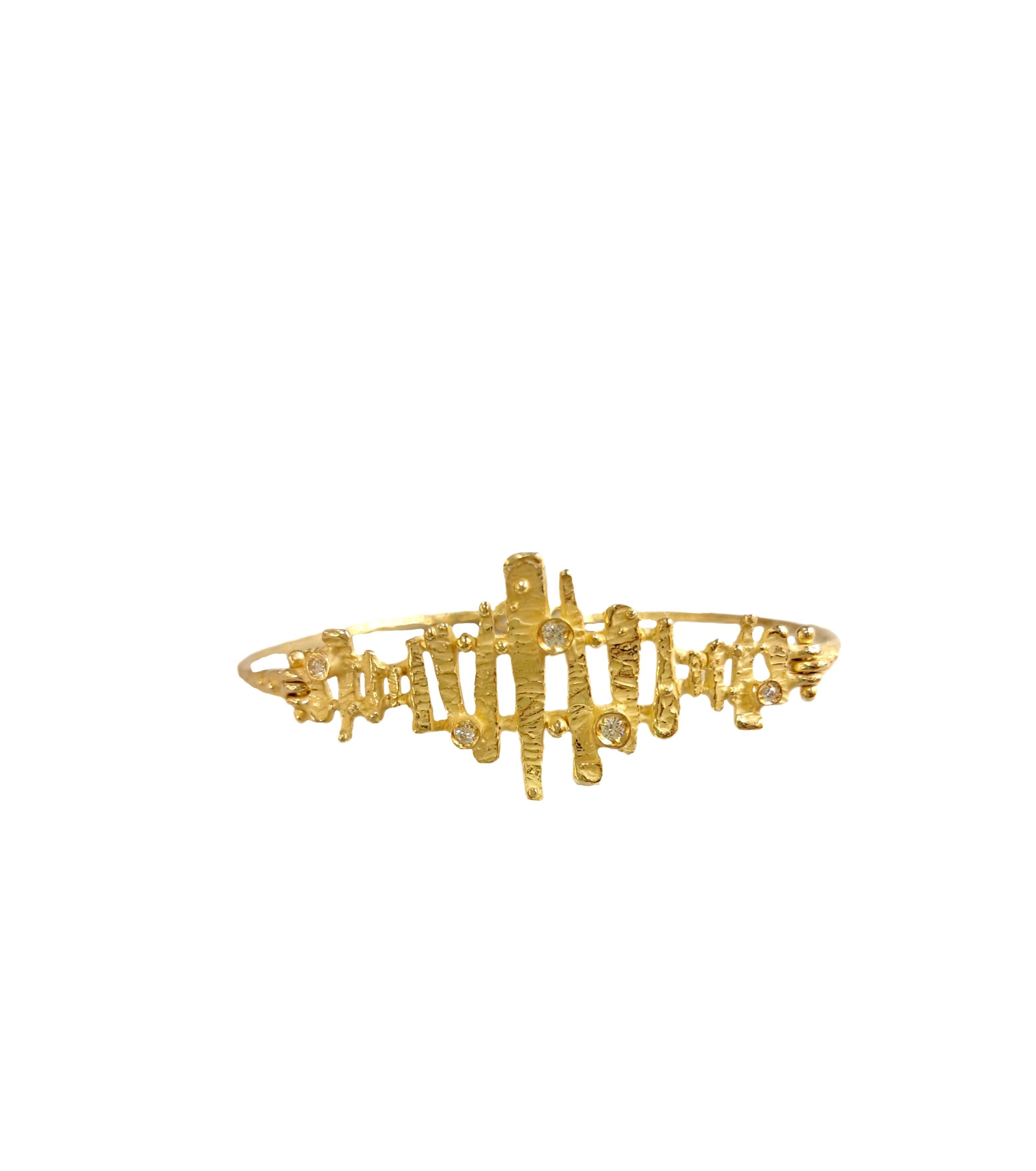 Bracelet moderne en or jaune satiné serti de diamants, de la collection Steps de Sacchi, réalisé à la main selon la technique de la fonte à la cire perdue.

Le moulage à la cire perdue, l'une des plus anciennes techniques de création de bijoux, est