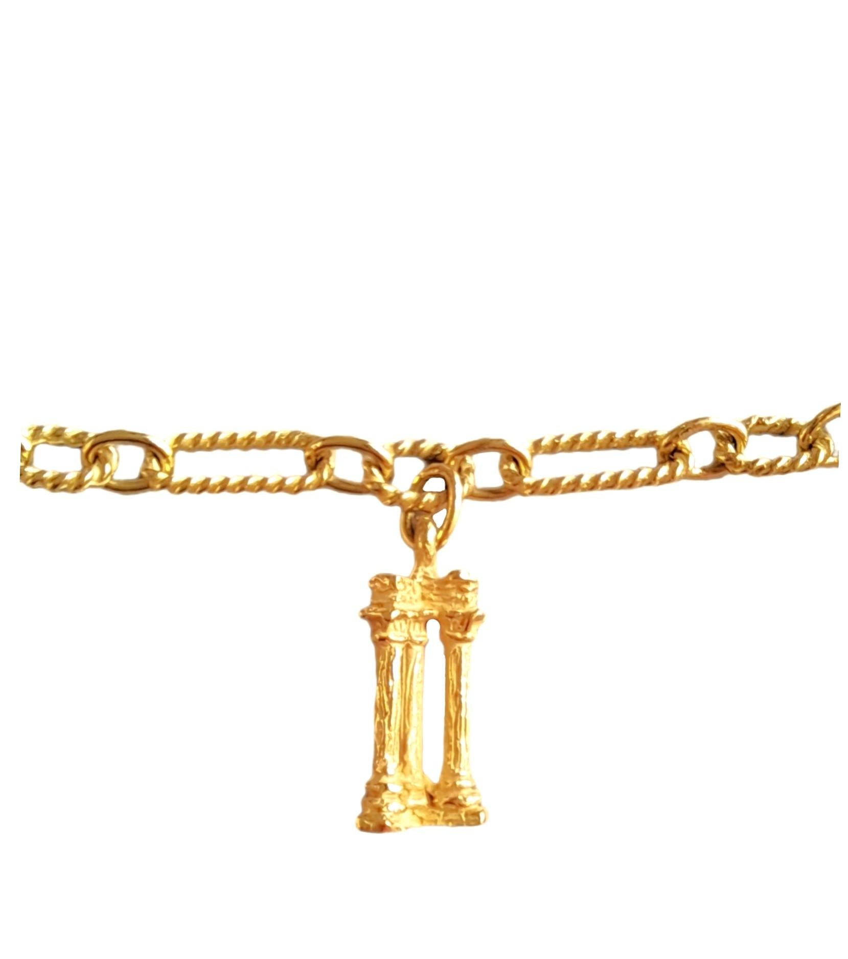 Magnifique bracelet de mode en or jaune 18 carats satiné de Sacchi, avec des miniatures de monuments de la 