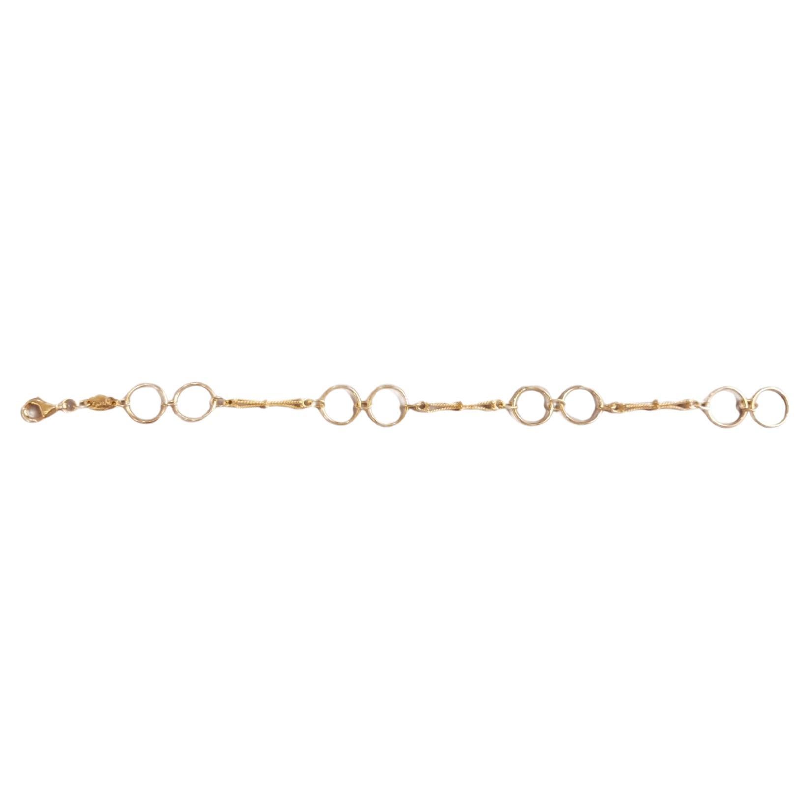 Merveilleux  bracelet de mode de Sacchi en or jaune 18 carats satiné, fabriqué à la main selon la technique de la fonte à la cire perdue.

Le moulage à la cire perdue, l'une des plus anciennes techniques de création de bijoux, est à la base de la