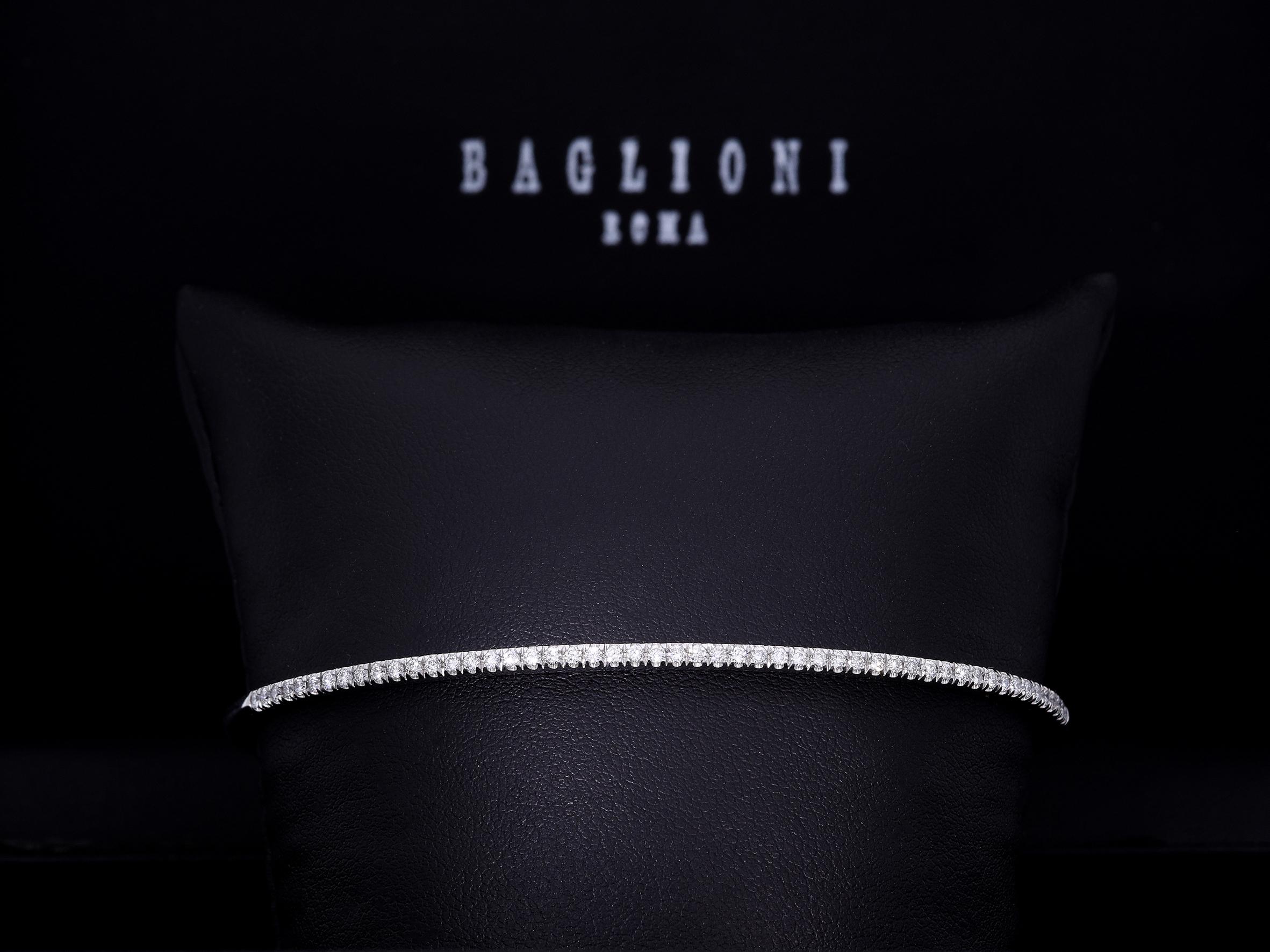 Le bracelet étant un modèle semi-rigide, il s'ajuste facilement. 
La taille du poignet n'est pas un problème car le bracelet peut être porté avec différentes tailles de poignet, puisqu'il est élastique et ne possède pas de fermoir.
Le bracelet est
