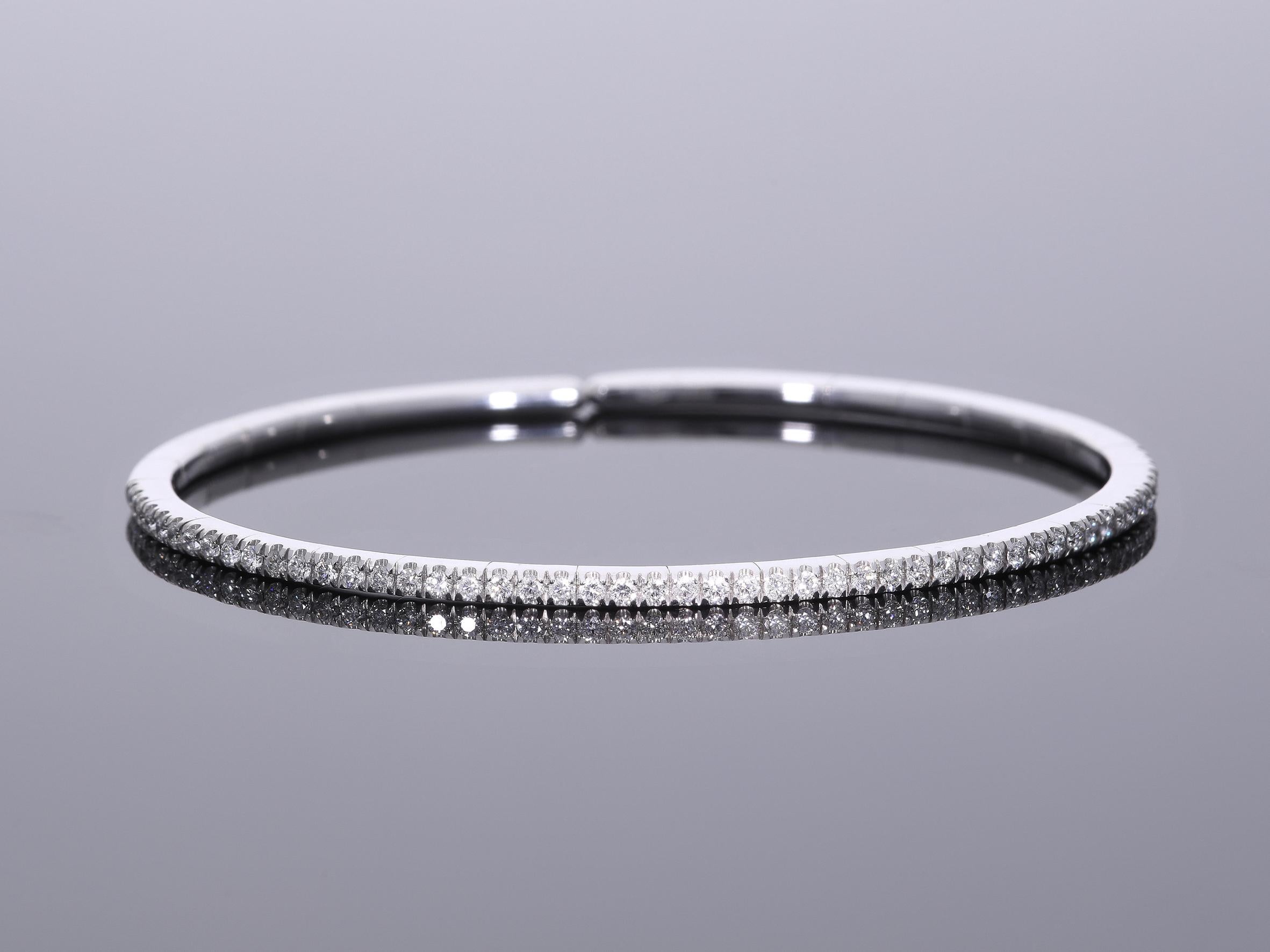 Taille brillant Bracelet semi-rigide avec diamants ct 0.64 en or blanc 18 carats en vente