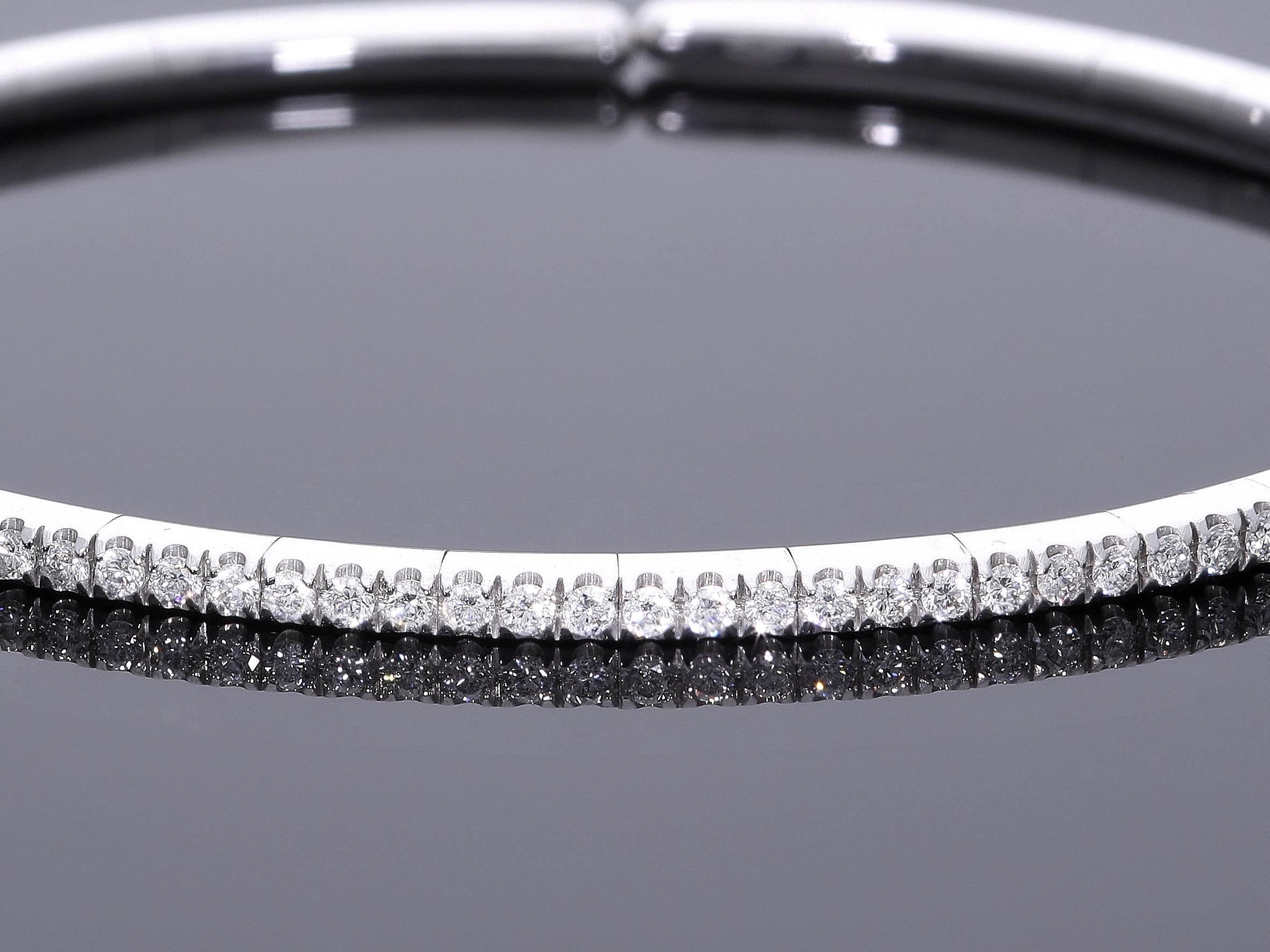 Bracelet semi-rigide avec diamants ct 0.64 en or blanc 18 carats en vente 1