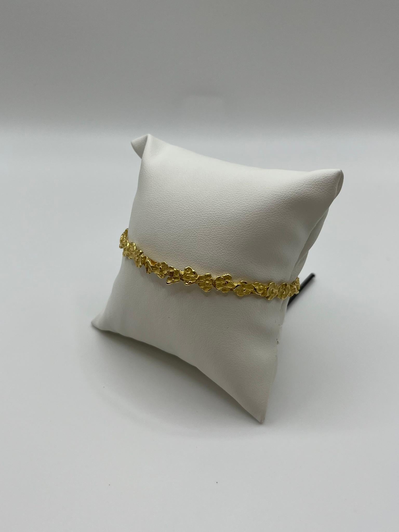 Moderno Bracciale semirigido artigianale in oro giallo 18 kt. in vendita