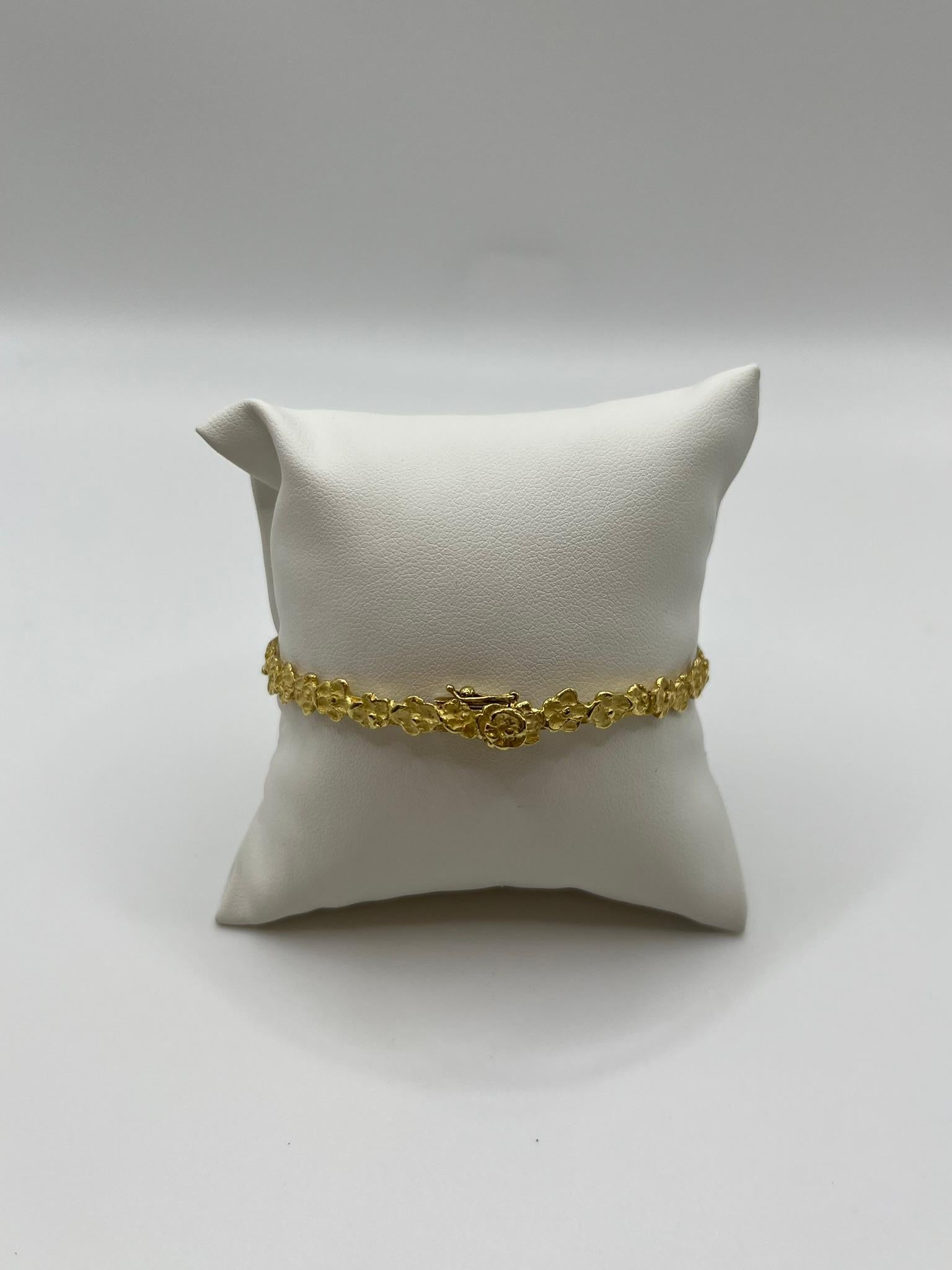 Donna Bracciale semirigido artigianale in oro giallo 18 kt. in vendita