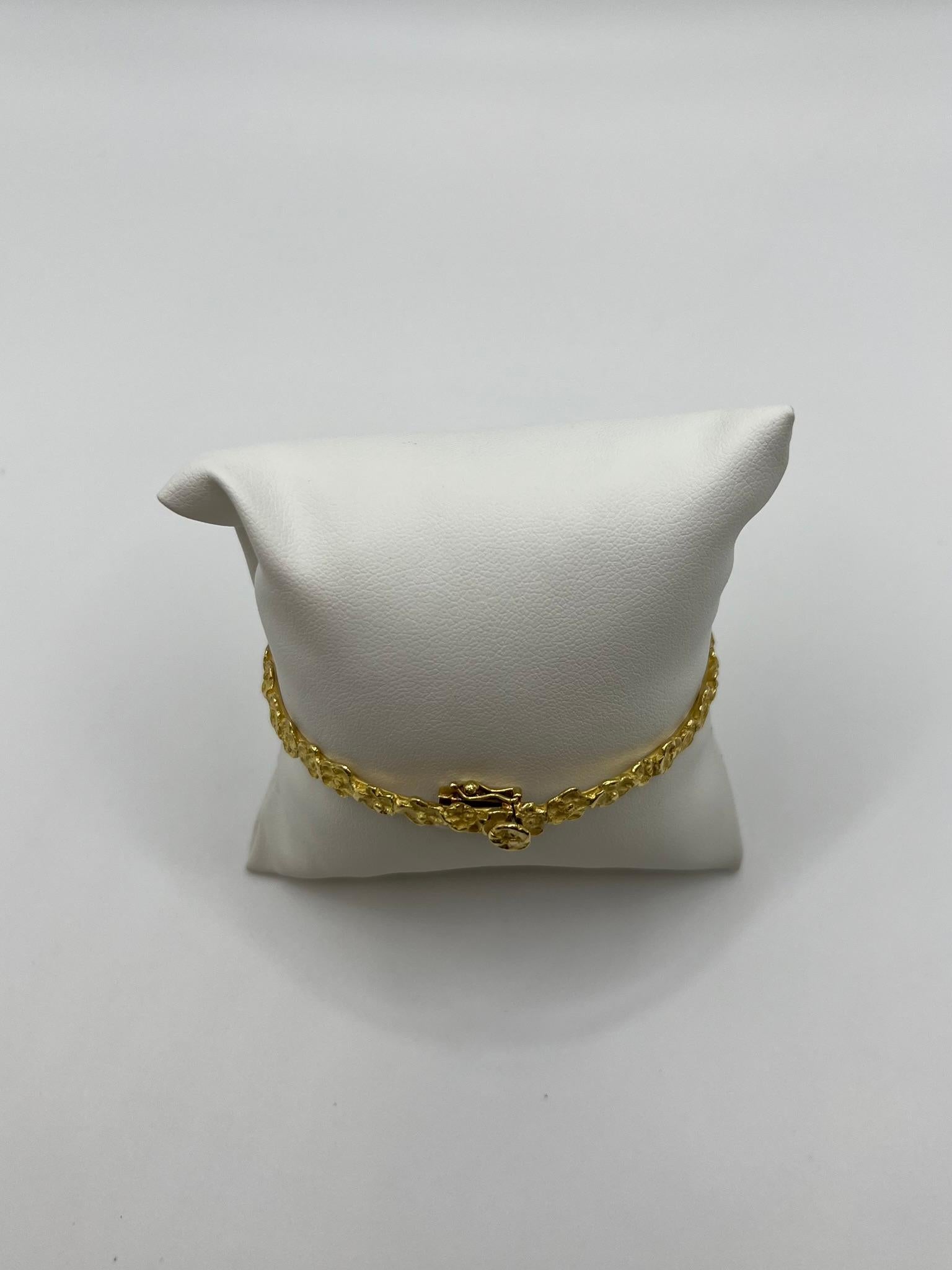 Bracciale semirigido artigianale in oro giallo 18 kt. in vendita 1