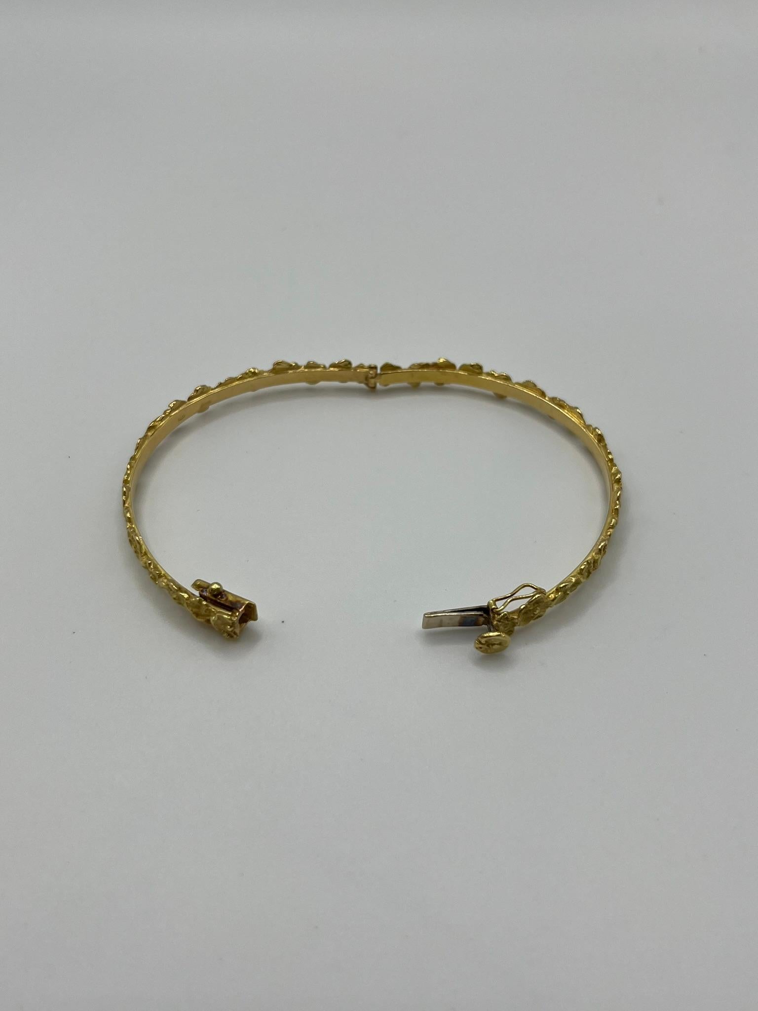 Bracciale semirigido artigianale in oro giallo 18 kt. in vendita 2
