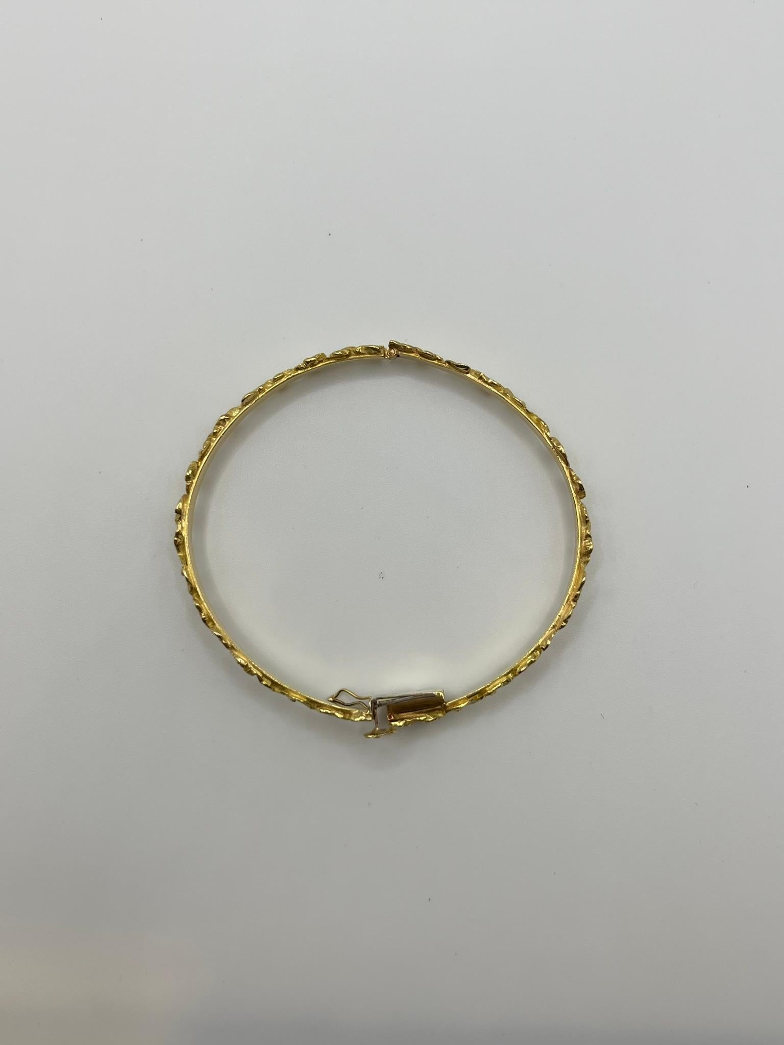 Bracciale semirigido artigianale in oro giallo 18 kt. in vendita 3
