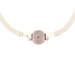 Bracciale semirigido in oro bianco con diamanti e perla grigia