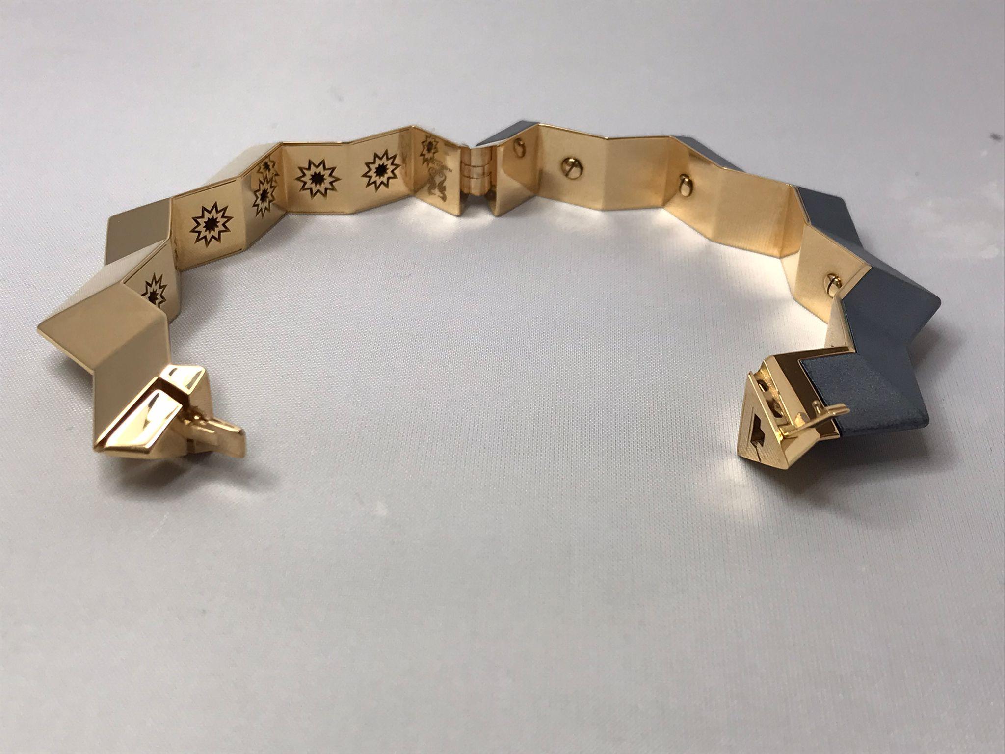 Bracelet « Stella Chrysler » en or jaune 18 carats et aluminium Chrysler Neuf - En vente à Firenze, FI