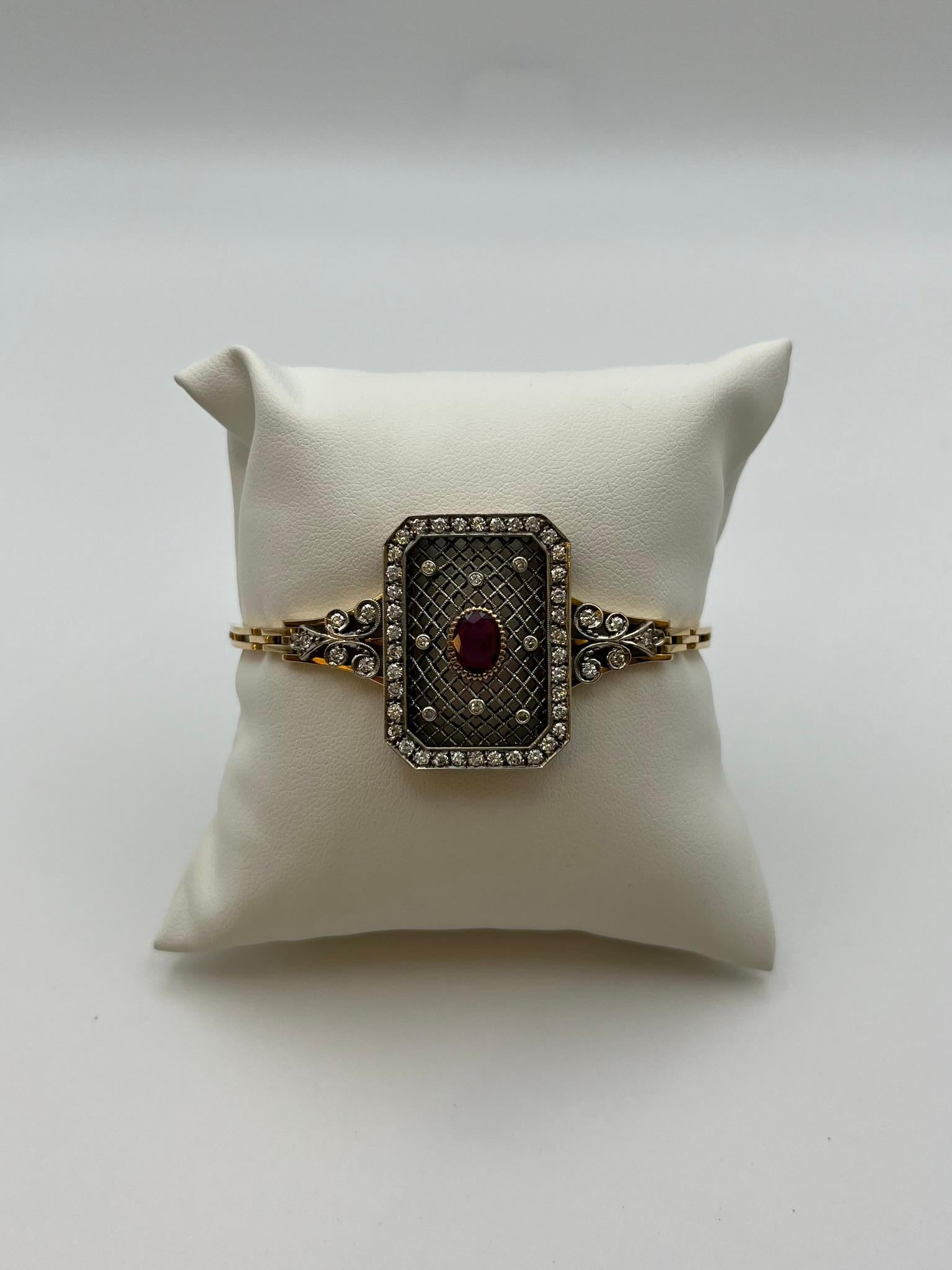 Questo bracciale è un prodotto della rinomata scuola artigiana italiana. Trae ispirazione dai meravigliosi bracciali in voga nel secolo precedente, nell'Ottocento, difatti ne replica alcune caratteristiche come l'uso congiunto dell'oro giallo 18 kt.
