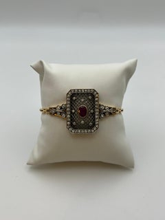 Armband im Retro-Stil aus Gelbgold und Silber mit Diamanten und einem Rubin in der Mitte