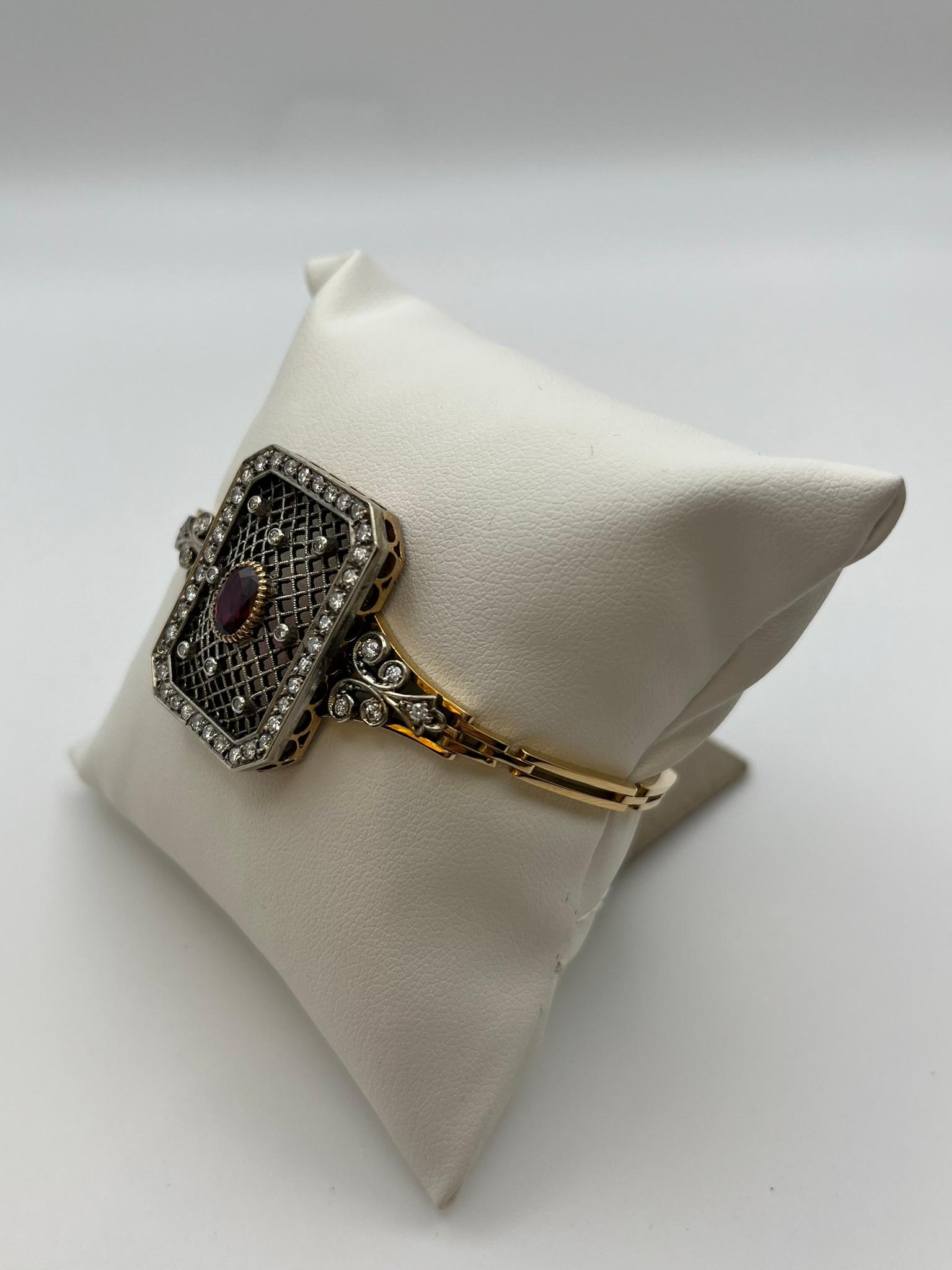 Taglio brillante Bracciale stile rétro in oro giallo e argento con brillanti e rubino centrale in vendita