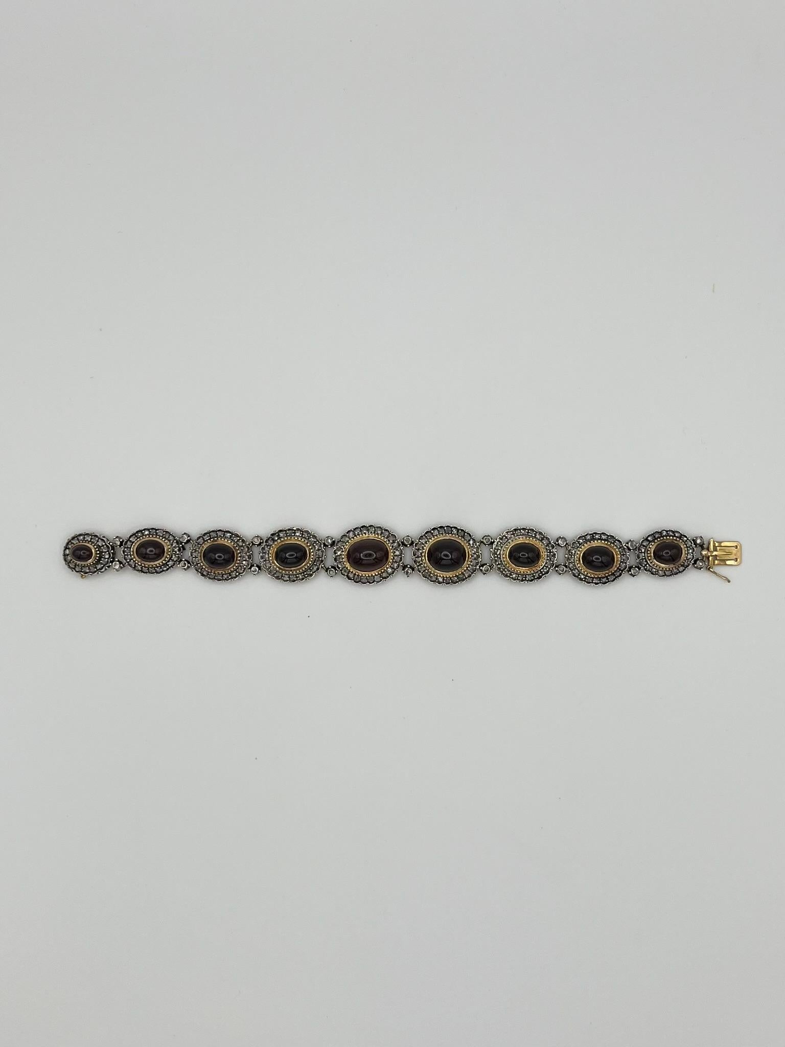 Capolavoro dell'arte artigiana italiana, questo bracciale ha uno stile che si ispira ai più eleganti bracciali dell'Ottocento. L'uso dell'argento misto all'oro giallo è una fedele riproduzione dei bracciali classici, per sopperire all'oro bianco,