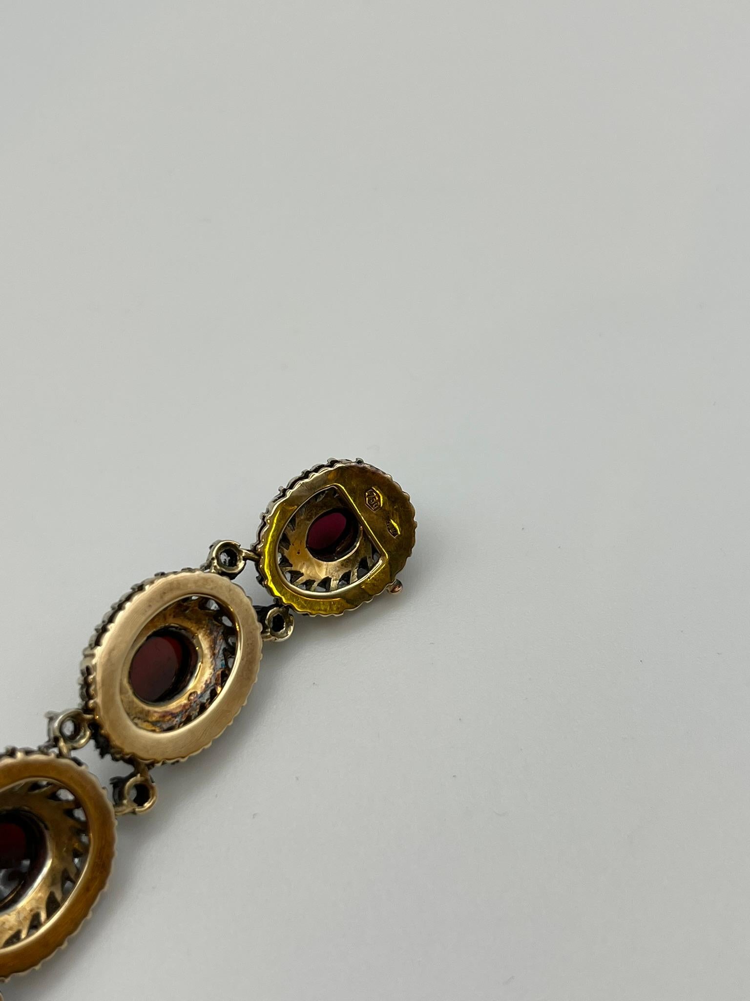 Bracciale stile retrò in oro giallo ed argento, con rose di diamanti e granate In condizioni Nuovo in vendita a Abano Terme, IT