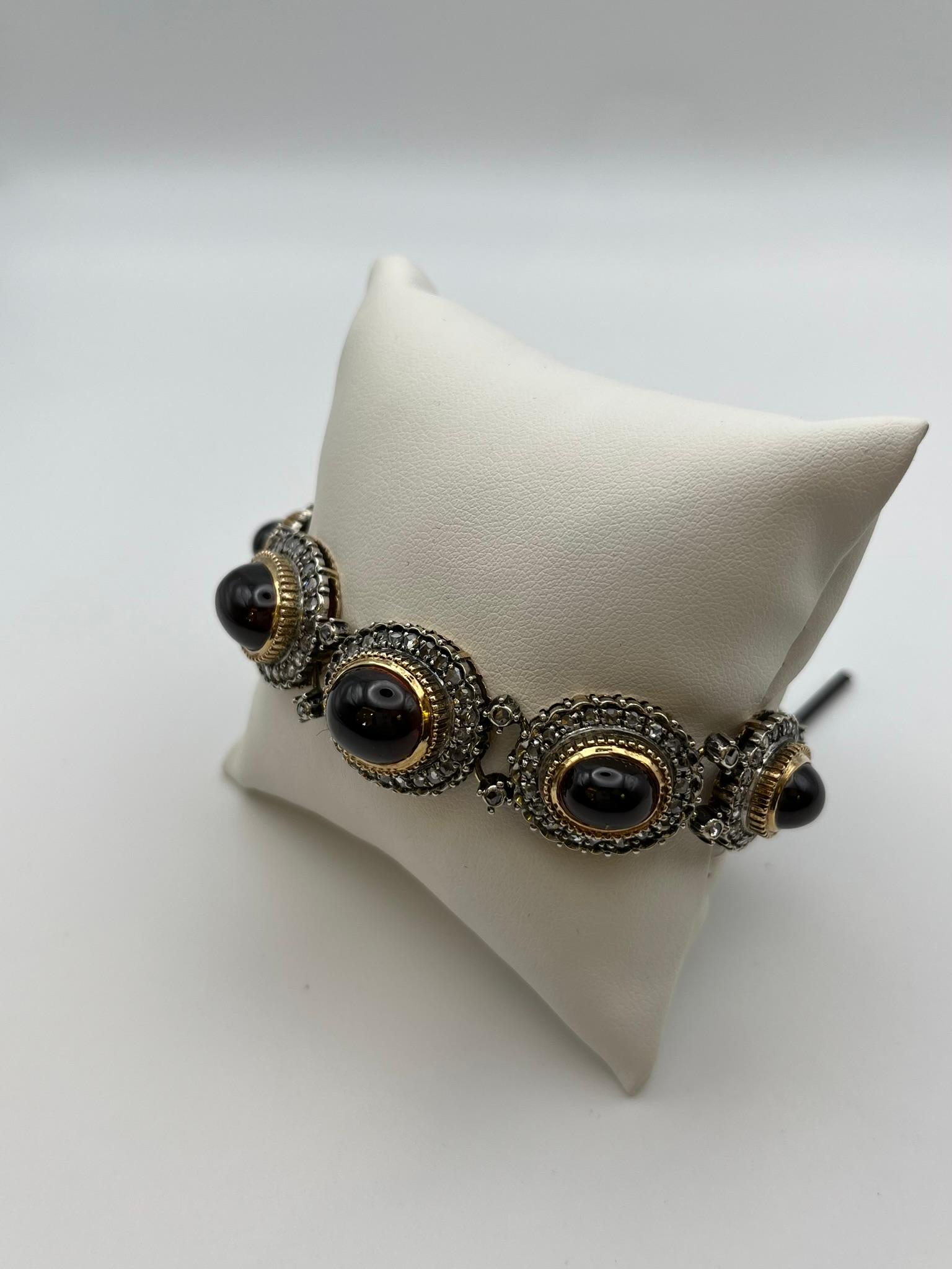 Pulsera de estilo retro en oro amarillo y plata, con rosas de diamantes y granates en Nuevo estado para la venta en Abano Terme, IT