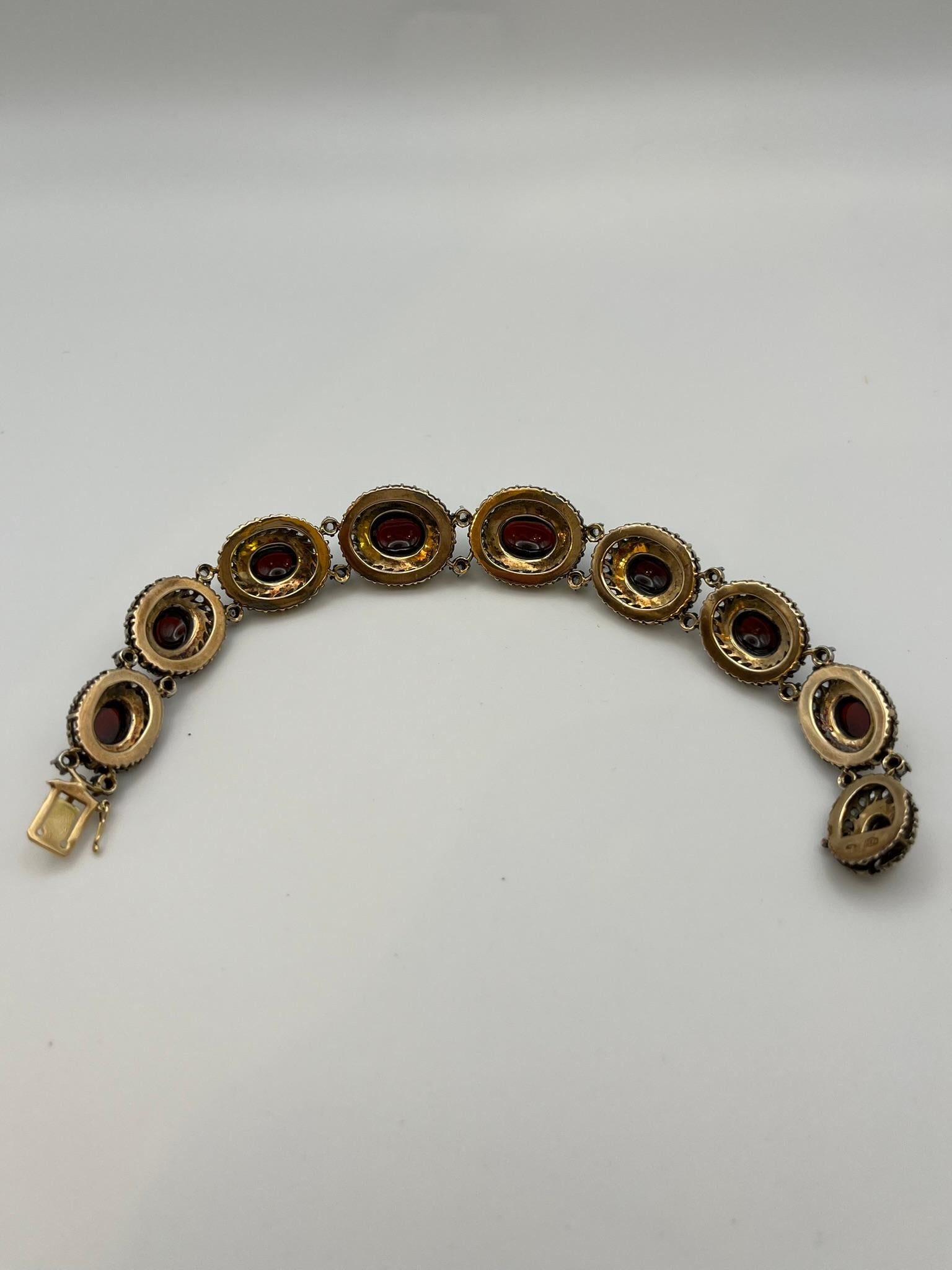 Donna Bracciale stile retrò in oro giallo ed argento, con rose di diamanti e granate in vendita