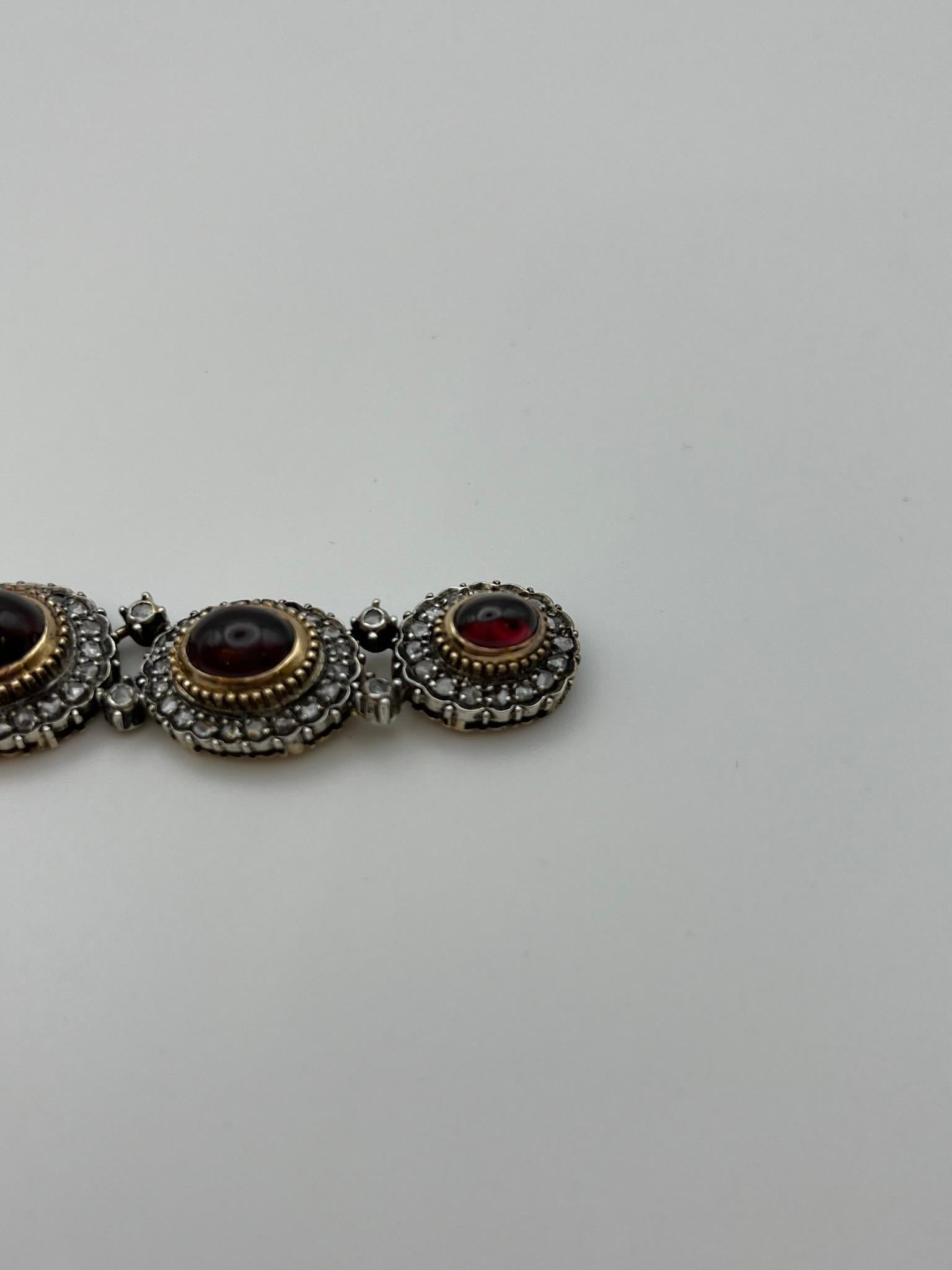 Pulsera de estilo retro en oro amarillo y plata, con rosas de diamantes y granates en venta 1