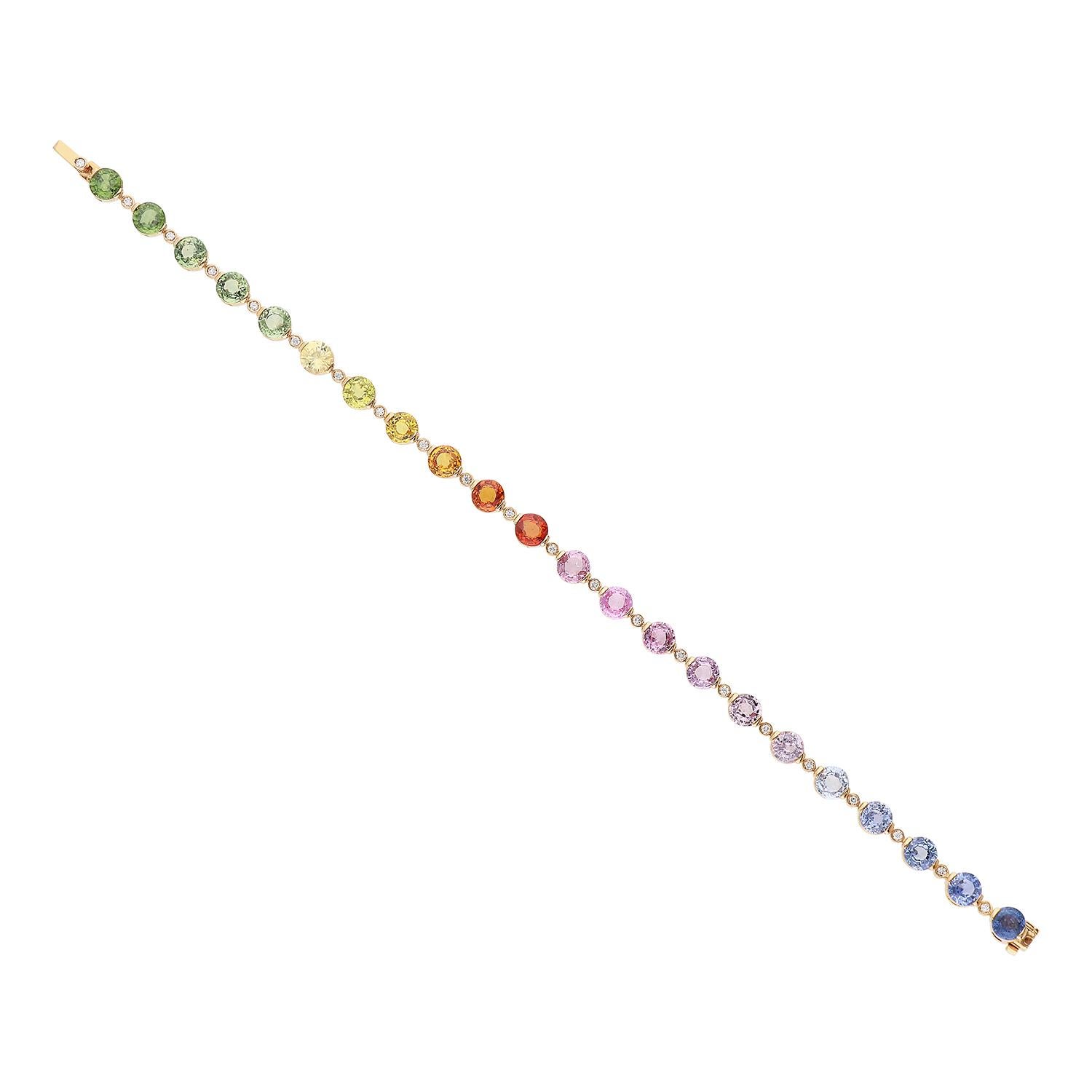 Un élégant bracelet de tennis en or rose 18 carats pesant au total 11,60 grammes, avec des saphirs ronds multicolores, sélectionnés dans une nuance arc-en-ciel pour 14,33 carats. Entre chaque saphir se trouve un diamant de taille brillant, de