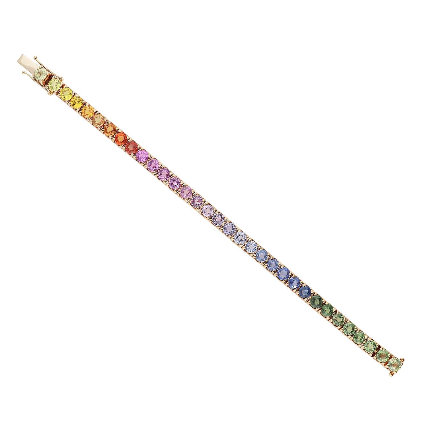 Un elegante brazalete de tenis de oro rosa de 18 quilates con un peso total de 27,30 gramos, con una etiqueta de zafiro incrustada de color rojo multicolor, seleccionada en esfumatura arcobaleno por 22,07 quilates. Lunghezza pari a 18 cm. 

Lenti