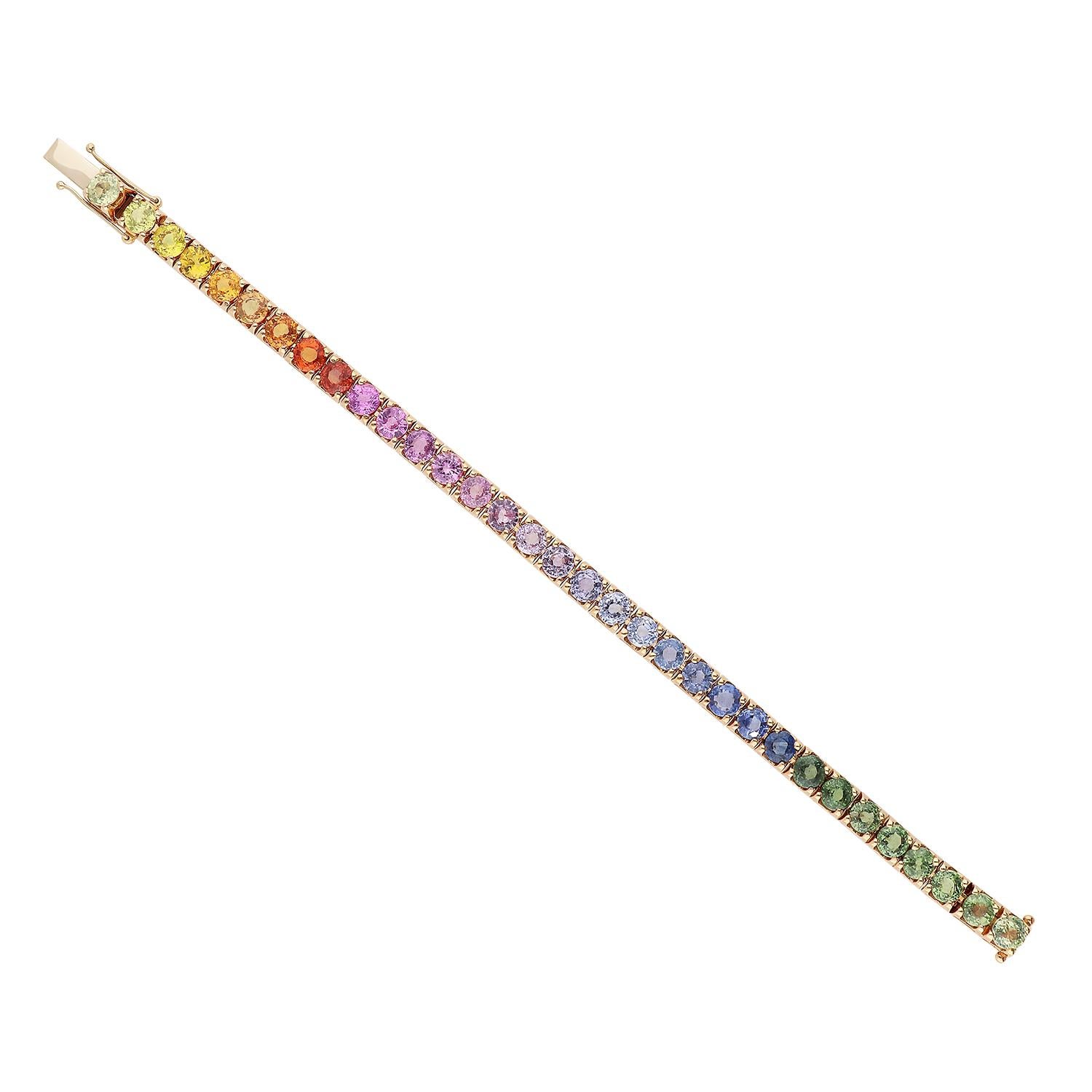 Une élégante bracciale de tennis en or rose 18kt d'un poids total de 27,30 grammes avec des incastonati zaffiri taglio rotondo multi colore, selezionati in sfumatura arcobaleno per 22,07 carati. Longueur égale à 18 cm. 

Lenti 1963, quand la