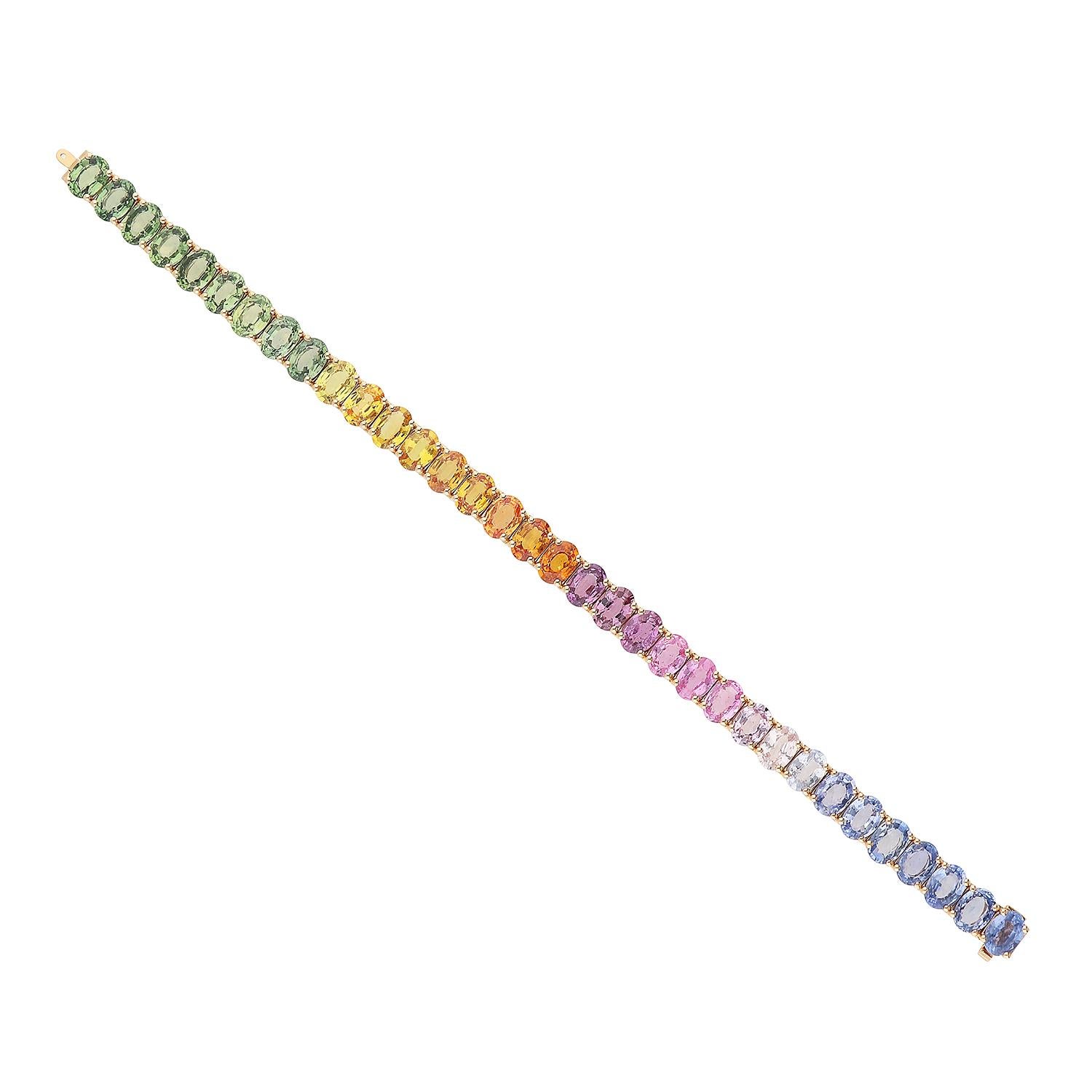 Eine elegante, moderne Tennis-Brace in oro rosa 18kt mit ovalen, mehrfarbigen Zaffiren, ausgewählt in der Farbe arcobaleno für 34,00 Karat und mit Diamanten an beiden Enden in der Farbe G purezza SI für 0,40 Karat. Das Gesamtgewicht des Erzes liegt