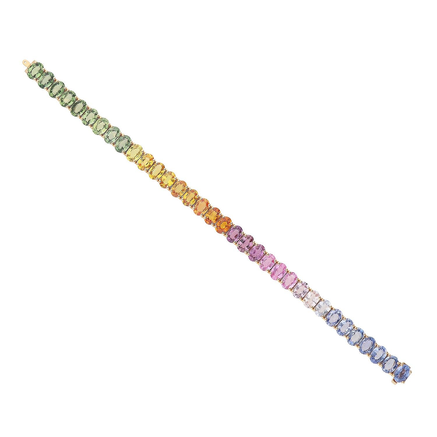 Un elegante bracciale tennis con stile moderno in oro rosa 18kt con zaffiri taglio ovale multicolore, selezionati in sfumatura arcobaleno per 34,00 carati e impreziosito ambo i lati con diamanti bianchi taglio brillante colore G purezza SI per 0,40