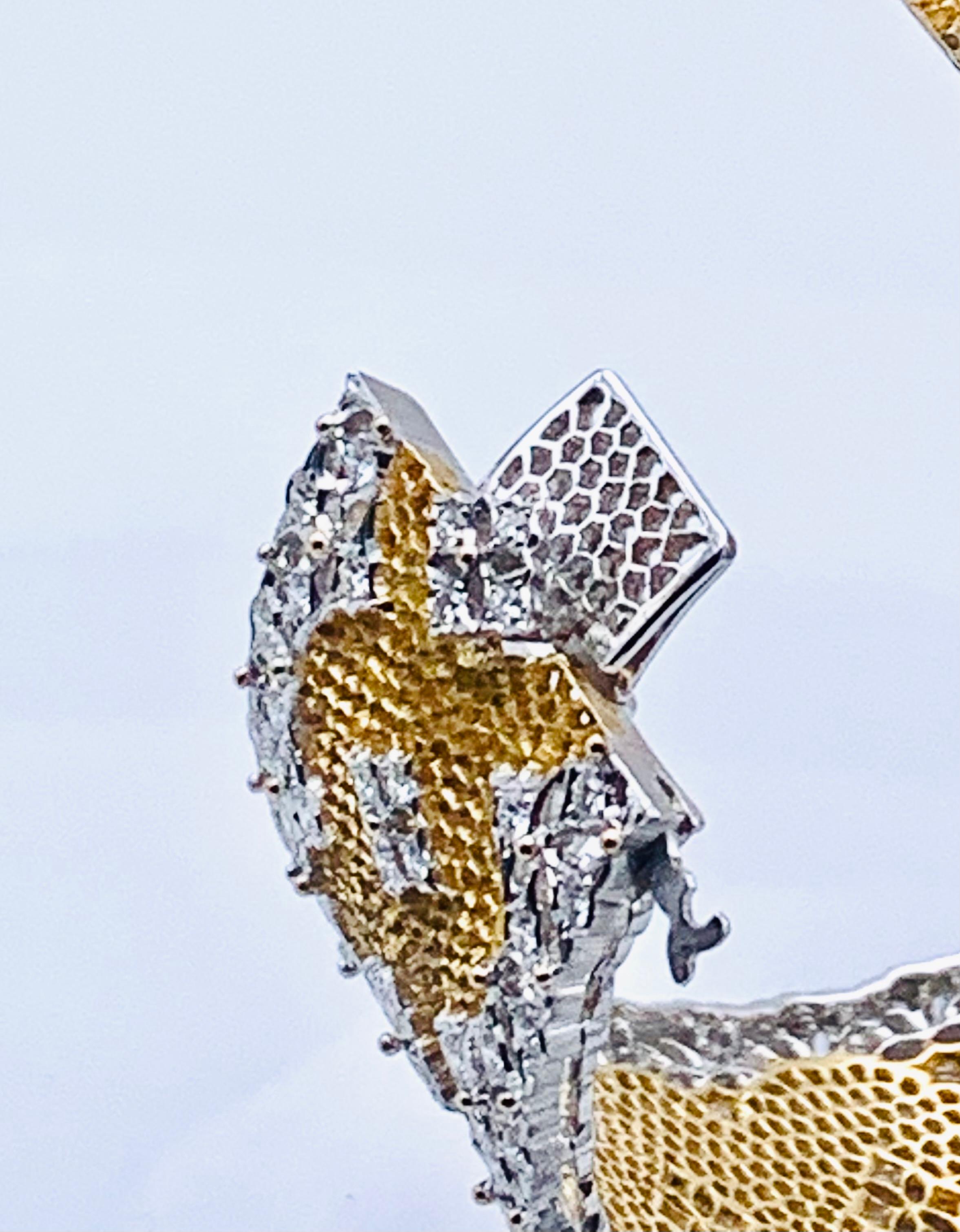 Bracciale Tulle Buccellati in oro giallo r bianco Kt. 18 con diamanti taglio brillante ct 4,2  lavorato a nido d'ape. il bracciale  è stato prodotto in un unico esemplare si allega copia del disegno originale firmato da Andrea Buccellati