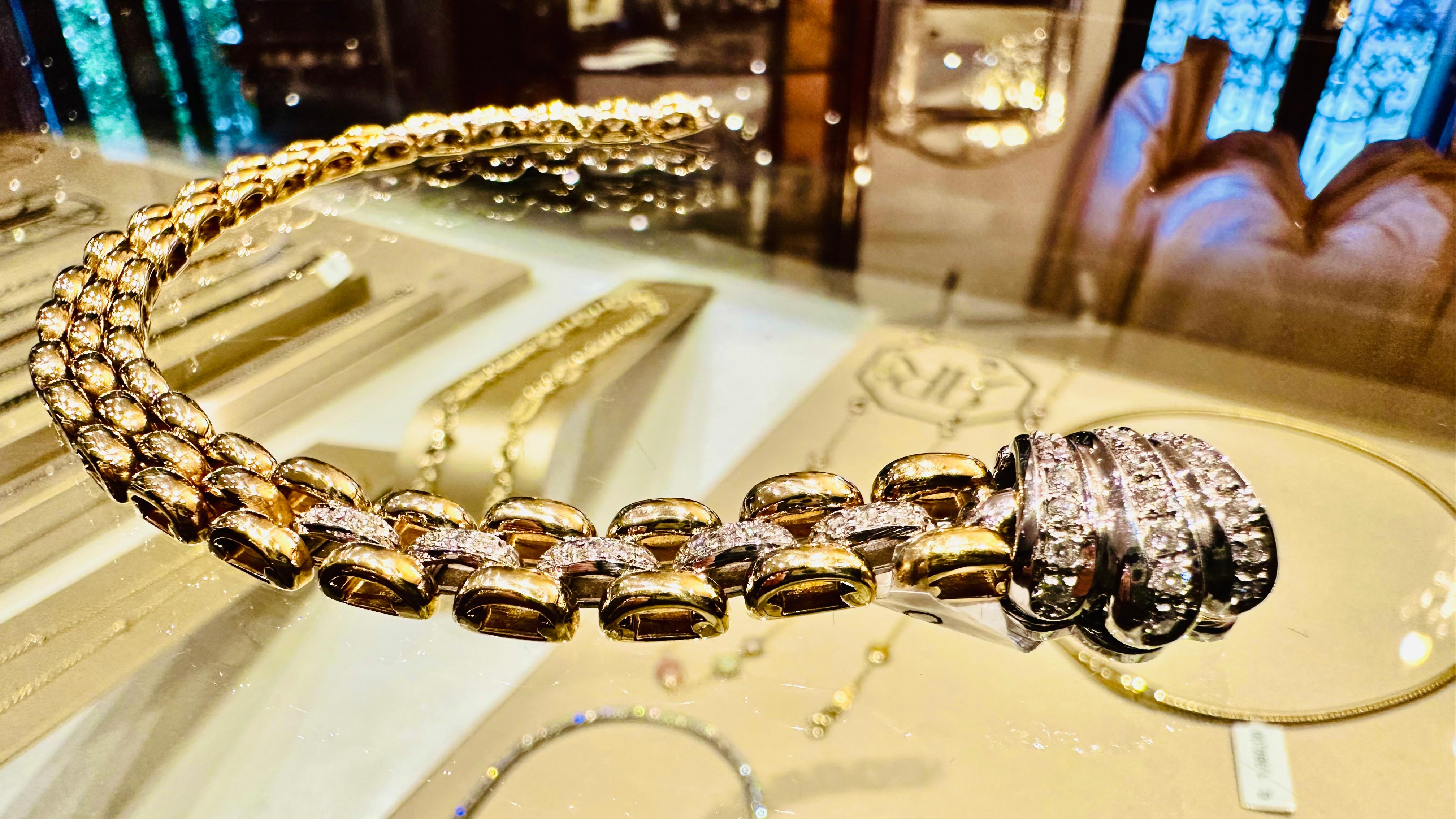 Ce bracelet en or jaune et blanc 18 carats, pesant 40,71 grammes, est l'essence même de l'artisanat italien raffiné. Sertie de diamants totalisant 0,54 carats, de couleur G et de pureté VS, elle se distingue par son design sophistiqué et sa