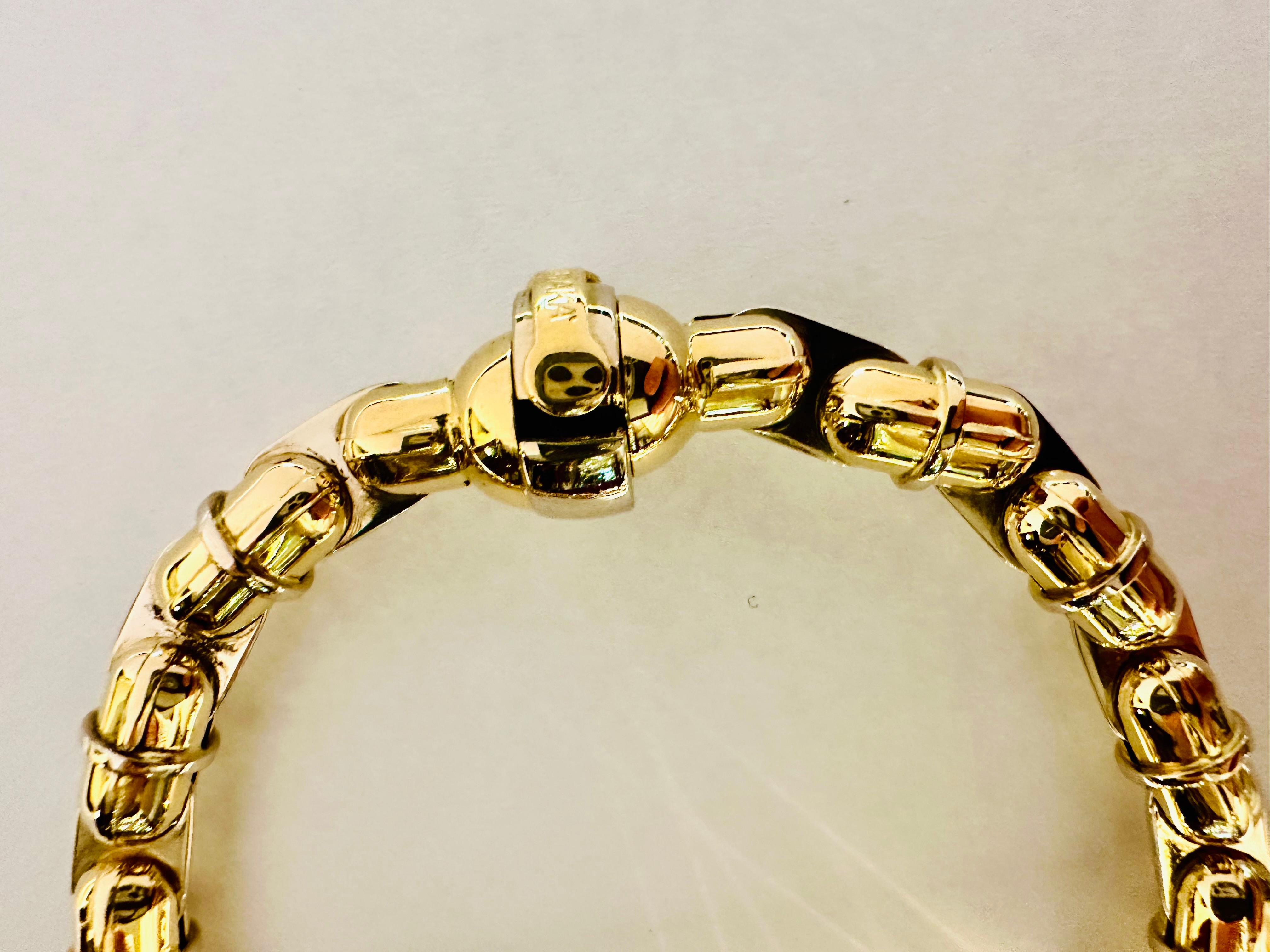 Un bracciale pensato per l’uomo che sa distinguersi con stile e sicurezza. Questo straordinario gioiello firmato Barakà è realizzato in oro giallo e bianco 18kt, un perfetto equilibrio tra lusso e robustezza. Il design audace, caratterizzato da