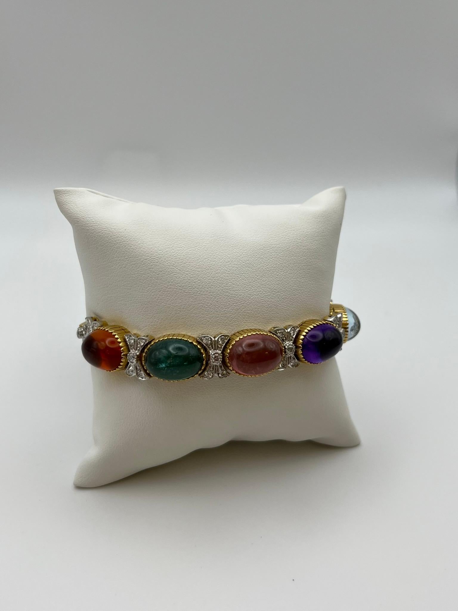 Bracciale vintage realizzato artigianalmente in Italia all'incirca negli anni '90. Presenta delle splendide tormaline di diversi colori (azzurro, viola, rosa, verde e rossa) tagliate a cabochon per un peso complessivo di 36,23 carati, che si
