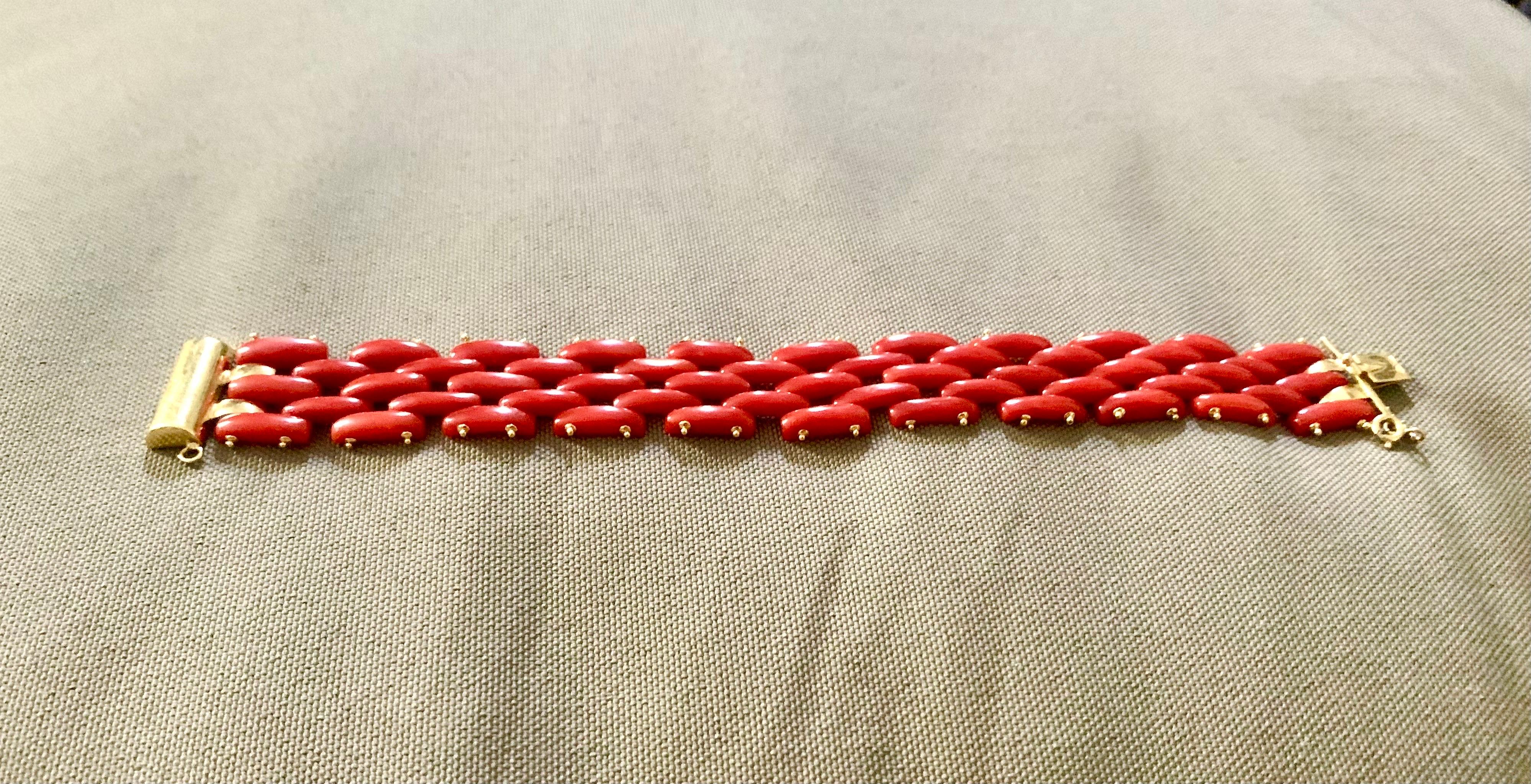 BRACCIALE A FASCIA SEMIRIGIDO CON CORALLO

en or jaune 18kt, ANNI 50'/60' composto da una serie di maglie concatenate in corallo mediterraneo, punzone 750,
a sezioni rettangolari, chiusura in oro giallo, lunghezza cm. 20,5.
Grande taille, excellente