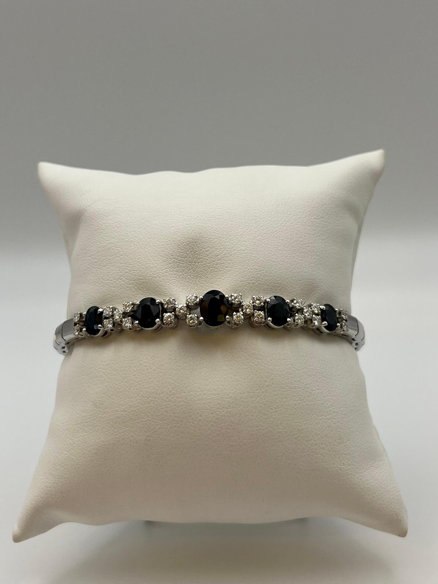 This very special vintage bracelet, in 18 kt. 750/00 white gold with sapphires ct. 4.15 and diamonds ct. 0.75, has a classic design typical of the 1970s.
The center of the bracelet is formed by an imaginative composition of set stones that begins