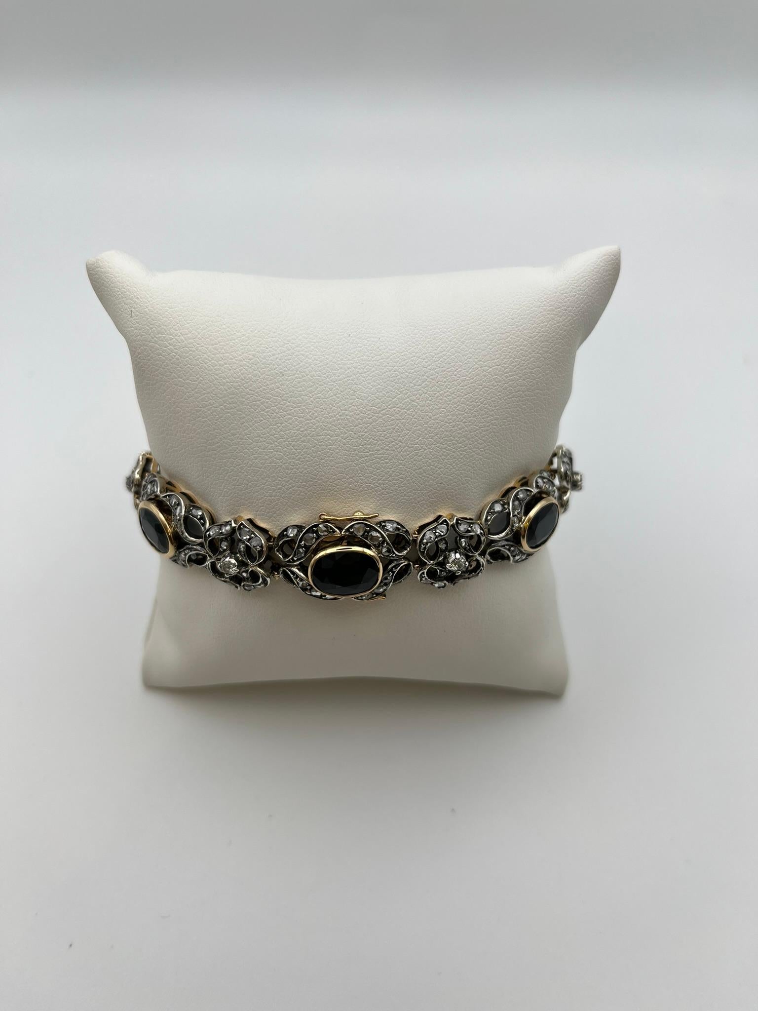 Este artículo es la definición de un artículo único. Se inspira en los brazaletes de moda de principios del siglo XIX, un estilo muy elegante y sofisticado. Un artículo fabricado artesanalmente en Italia, por lo tanto, sencillamente inalcanzable.