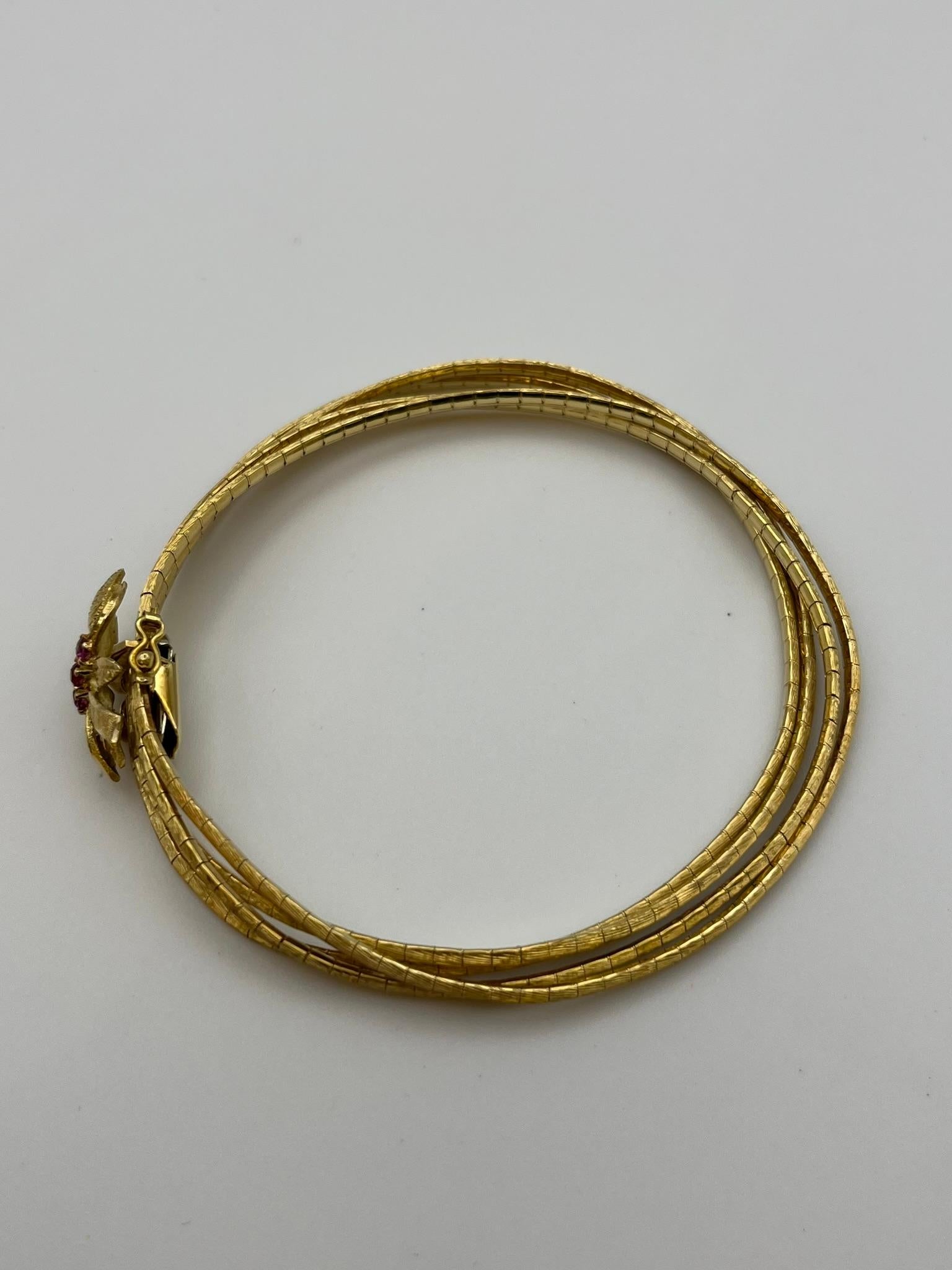 Bracciale vintage multifilo in oro giallo 18 kt. con rubini in vendita 1