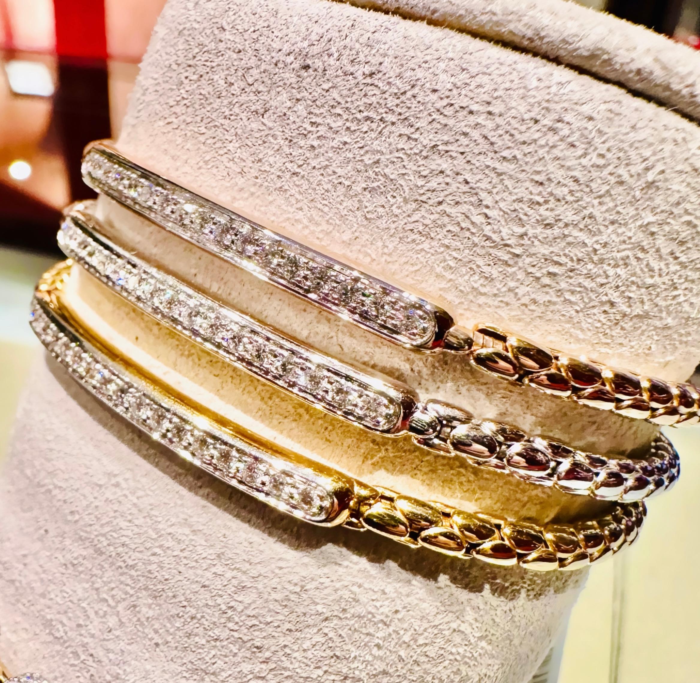 Un connubio perfetto tra eleganza e innovazione, questi bracciali Stretch firmati Chimento rappresentano il massimo della versatilità e del comfort. Realizzati in oro 18kt nei tre toni – bianco, giallo e rosé – sono impreziositi da una raffinata