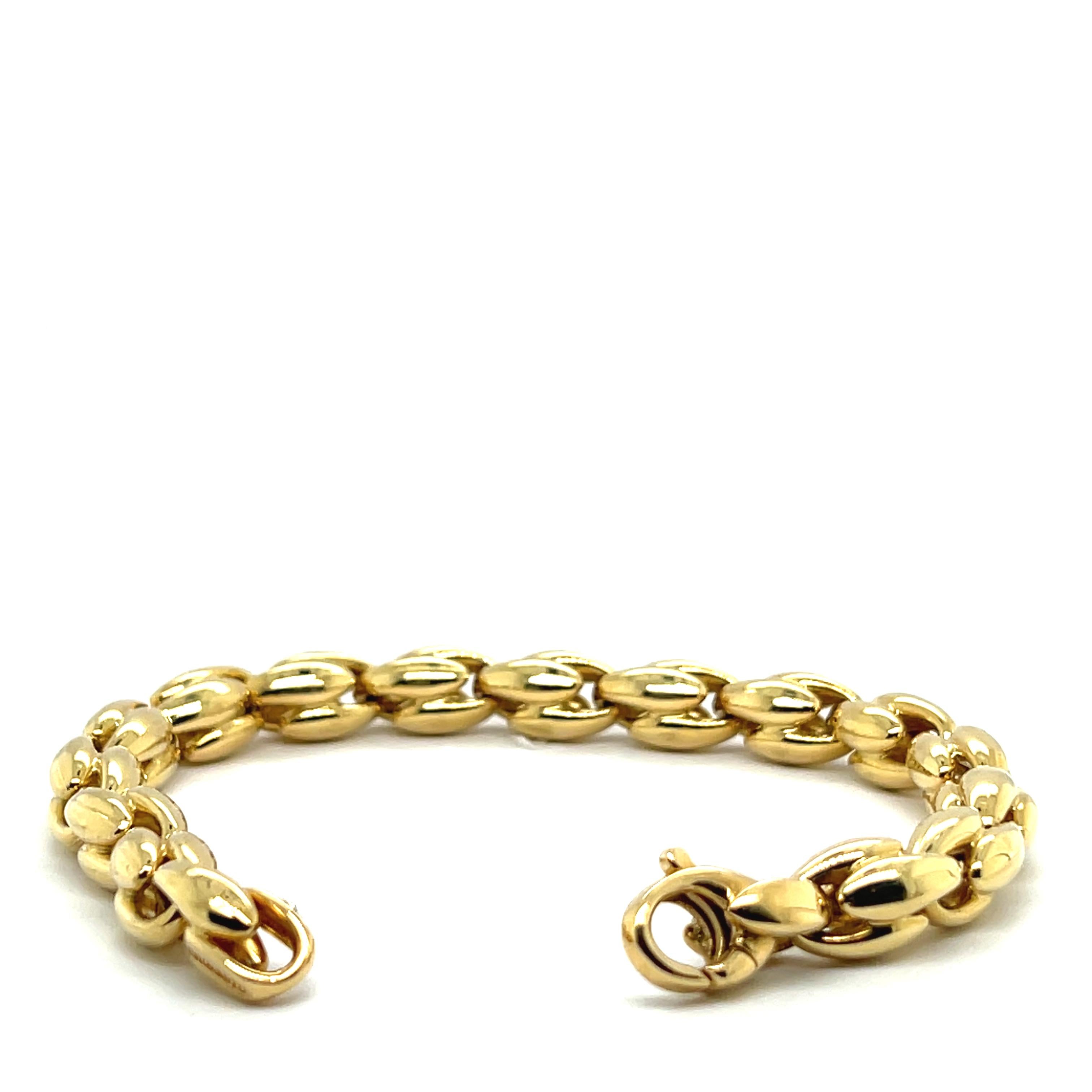 Bracelet 0, 03 Diamonds Yellow Gold 18 Carats 

This exquisite bracelet is crafted entirely in 18K yellow gold, offering a luxurious and timeless piece of jewelry. The intricate design features polished, interconnected links that exude