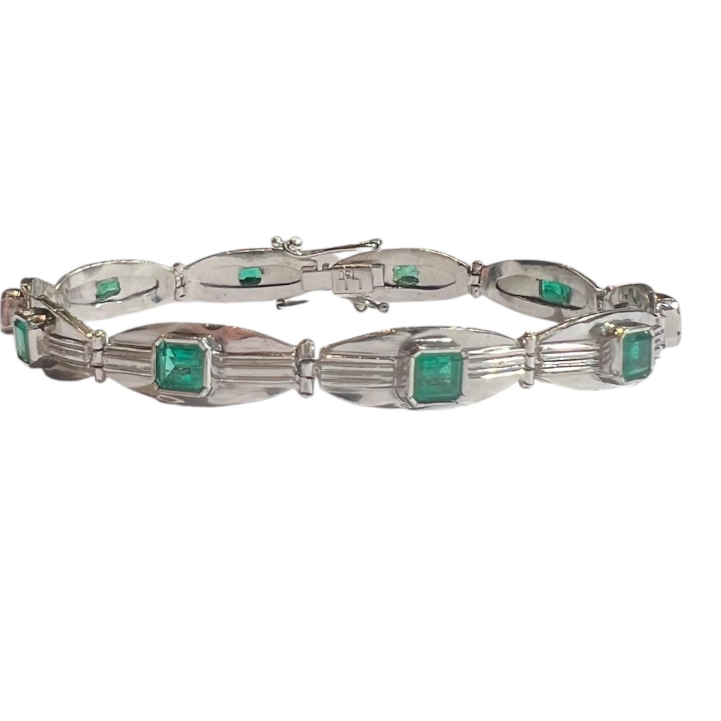 Bracelet in 18K white gold,
 set with 10 faceted rectangular emeralds,
total approx. 2 carats.
bracelet length: 17 cm
bracelet width: 0.7cm
total weight: 11.45 gr
bracelet fitted with 2 safety catches
