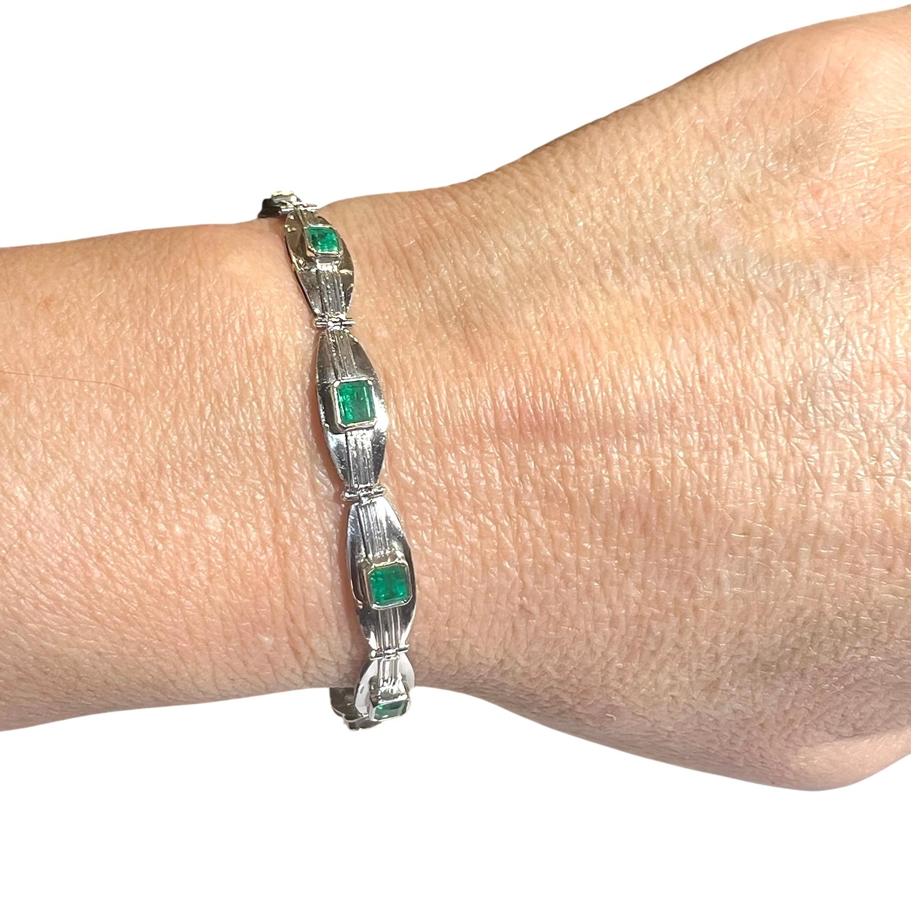 Bracelet 10 emeralds for 2 carats, 18-carat white gold For Sale 1
